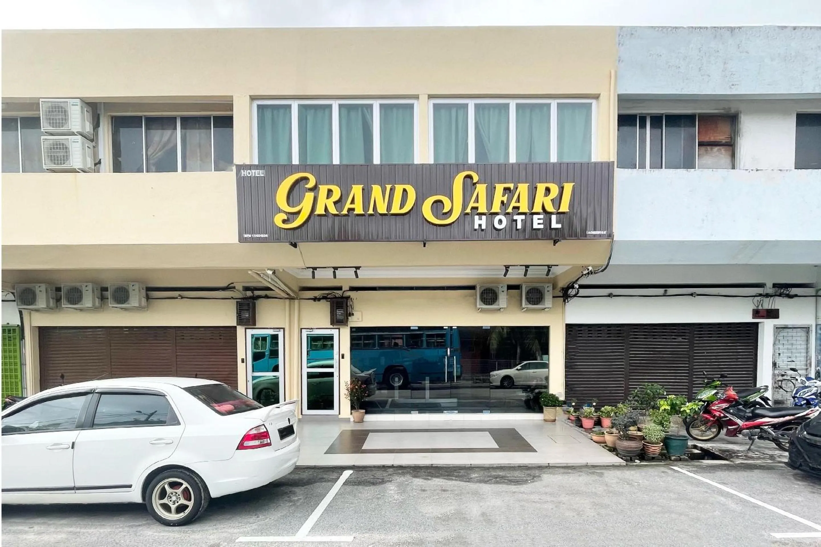 Facade/entrance in OYO 90369 Safari Hotel Lumut