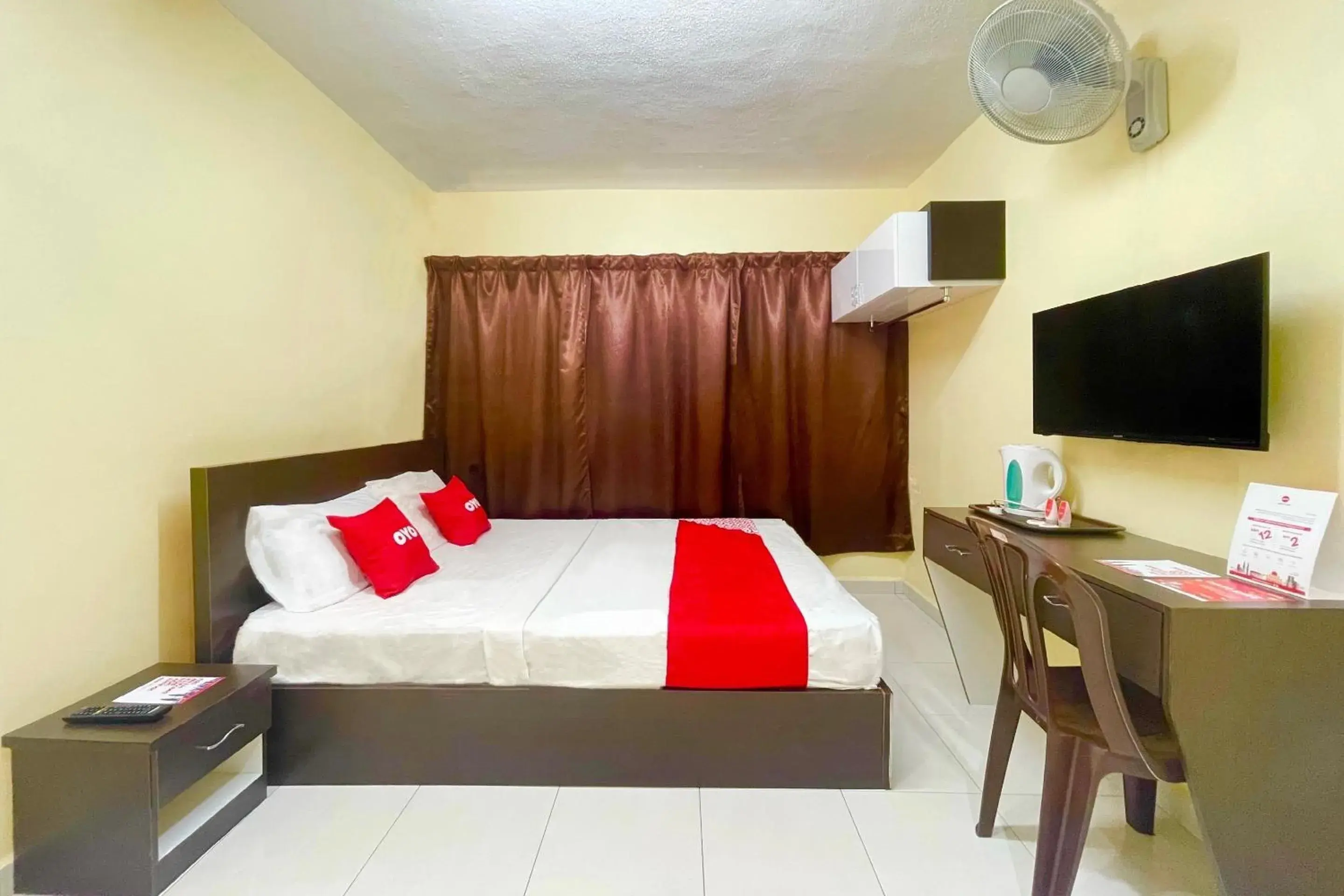 Bedroom, Bed in OYO 90369 Safari Hotel Lumut Bedroom, Bed in OYO 90369 Safari Hotel Lumut