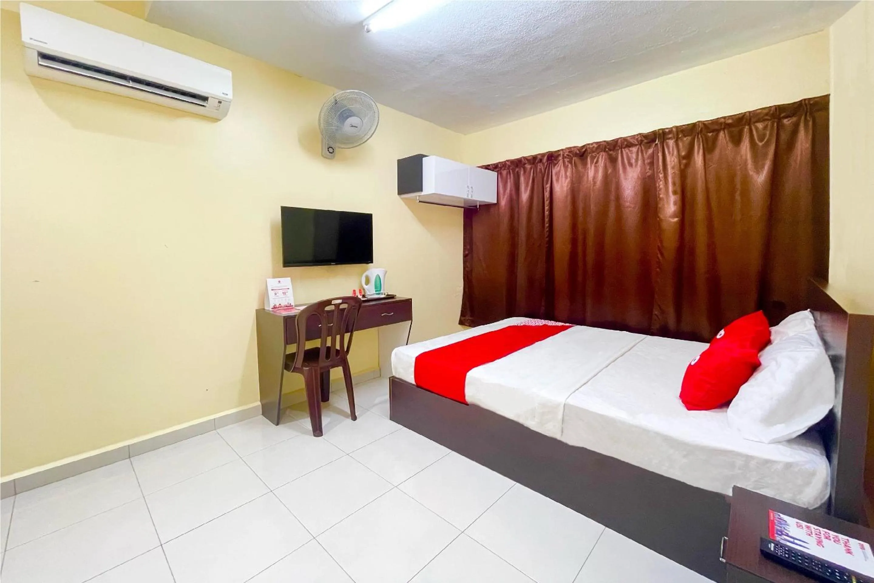 Bedroom, Bed in OYO 90369 Safari Hotel Lumut