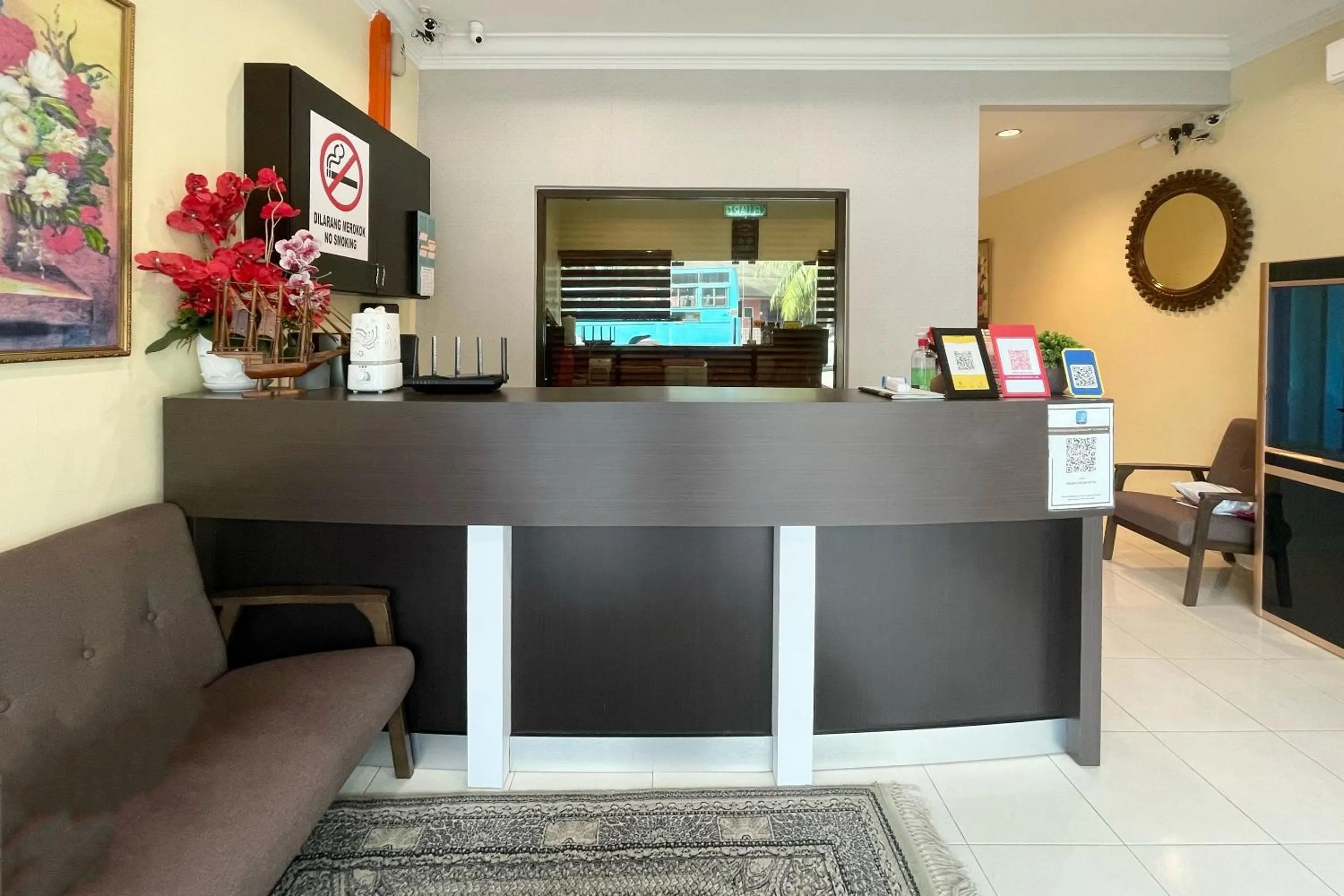 Lobby or reception in OYO 90369 Safari Hotel Lumut