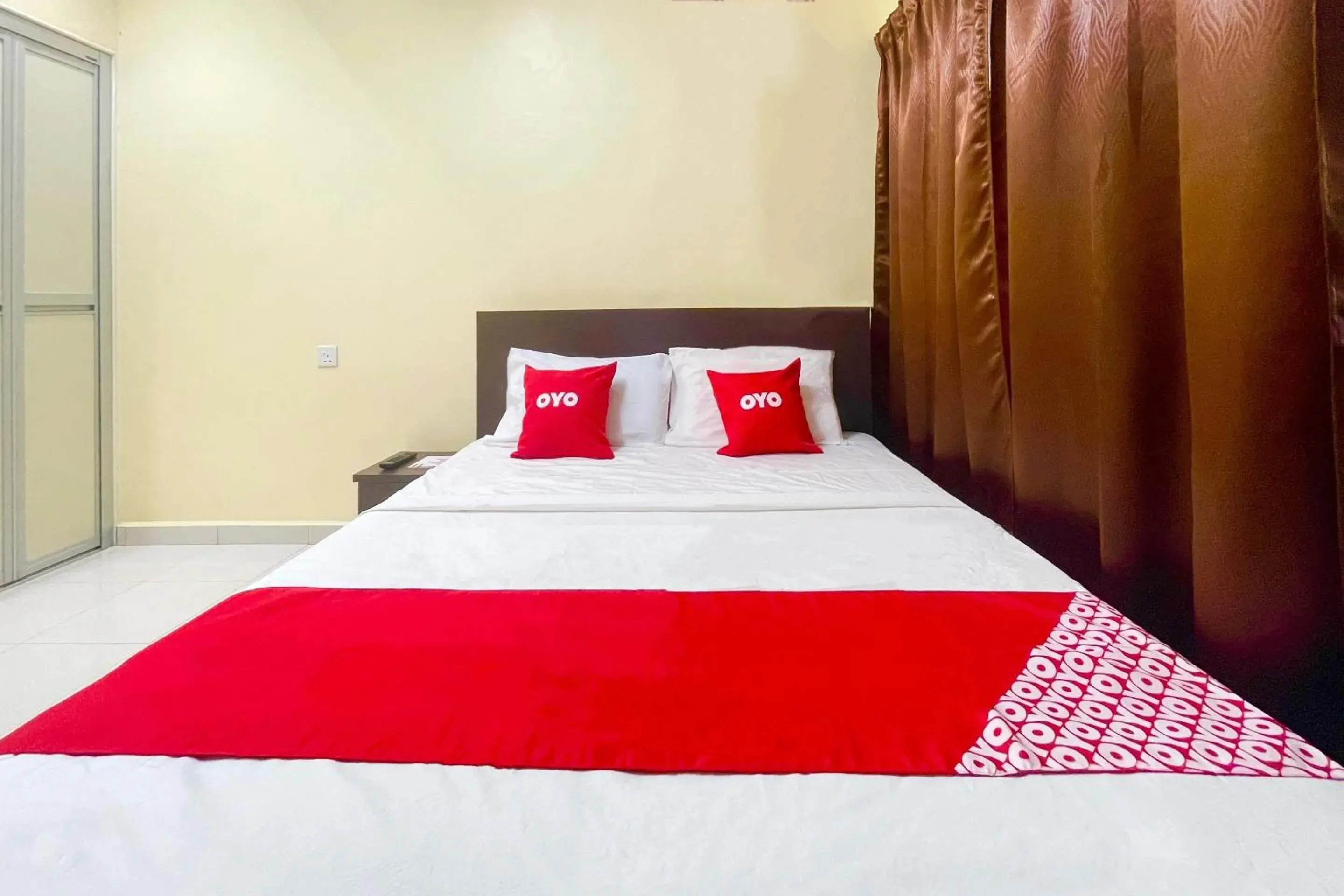 Bedroom, Bed in OYO 90369 Safari Hotel Lumut Bedroom, Bed in OYO 90369 Safari Hotel Lumut