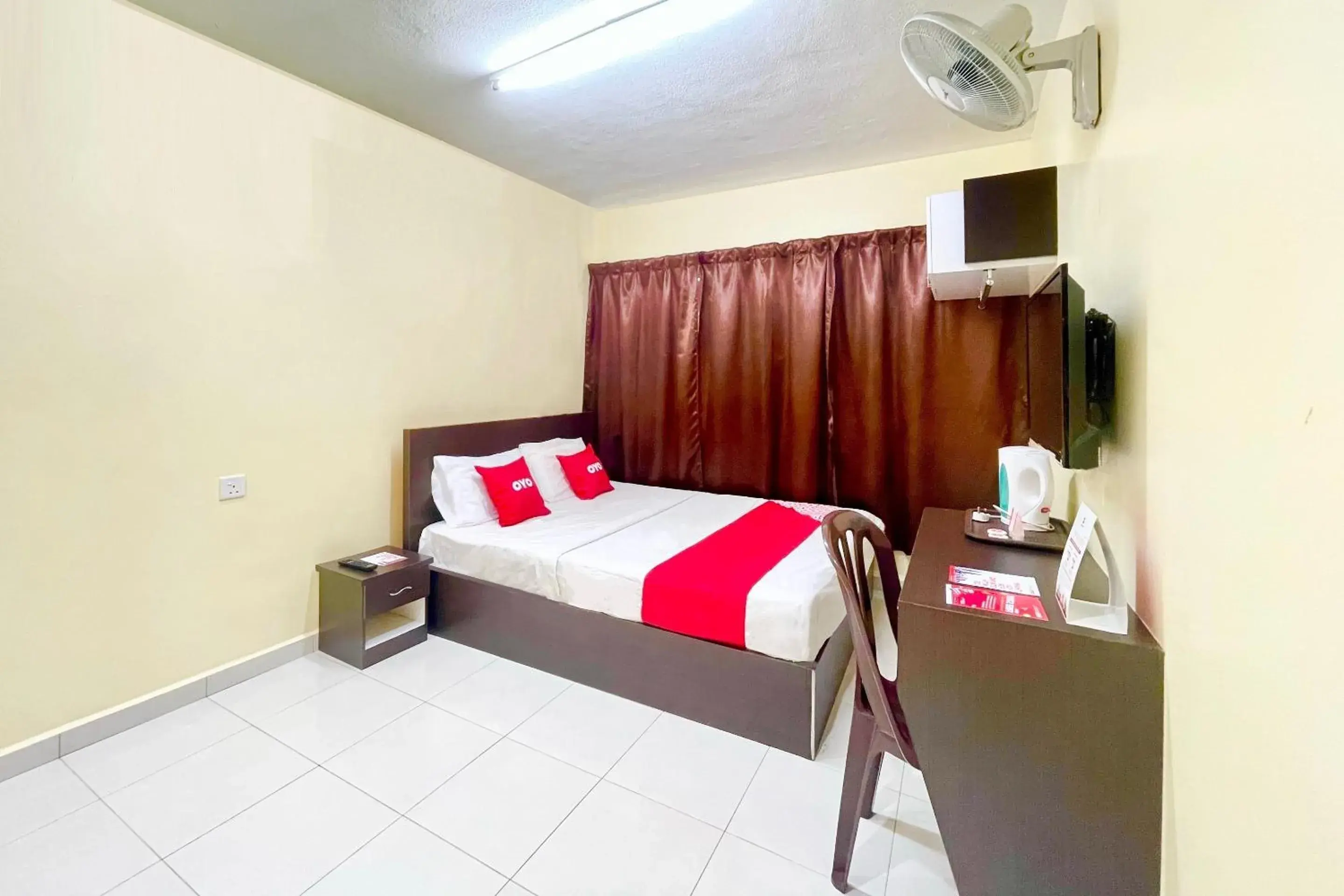 Bedroom, Bed in OYO 90369 Safari Hotel Lumut Bedroom, Bed in OYO 90369 Safari Hotel Lumut