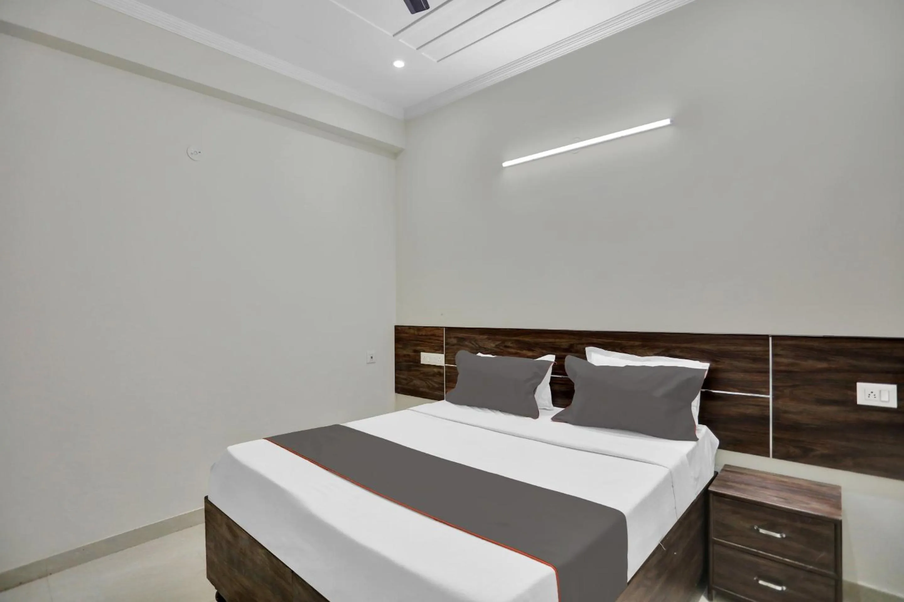 Bedroom, Bed in Collection O Raksha Inn Near PVR Ansal Plaza Greater Noida