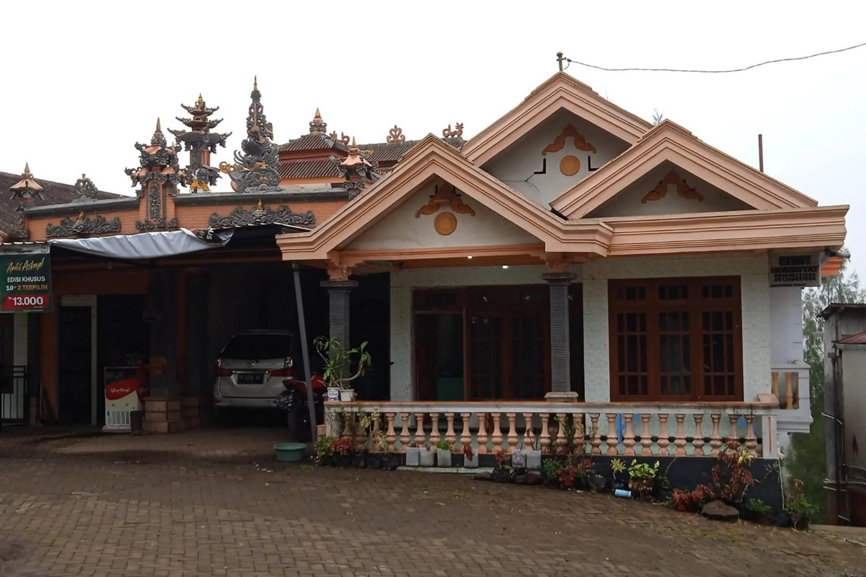Facade/entrance in Gebby Homestay Bromo RedPartner
