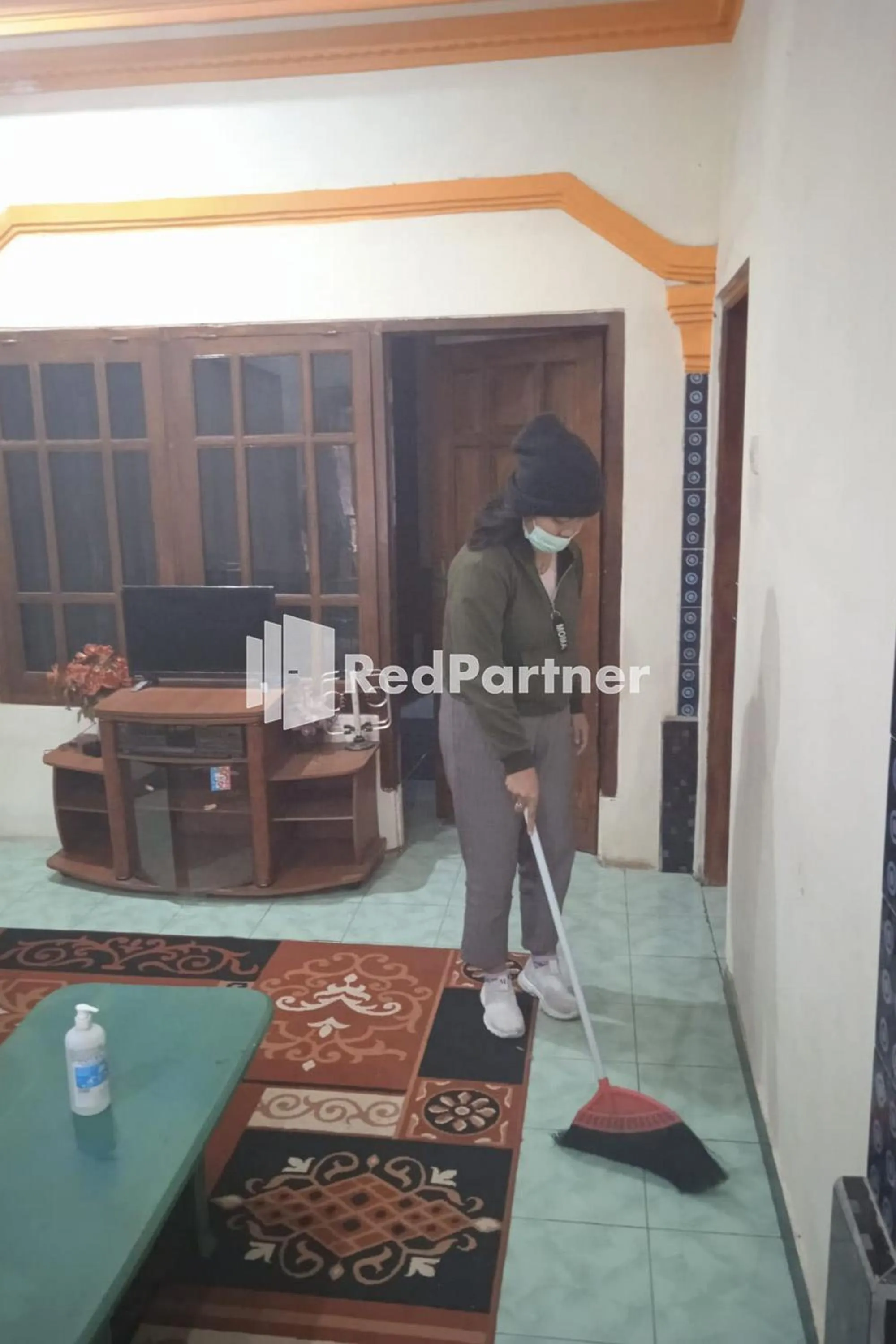 Staff in Gebby Homestay Bromo RedPartner