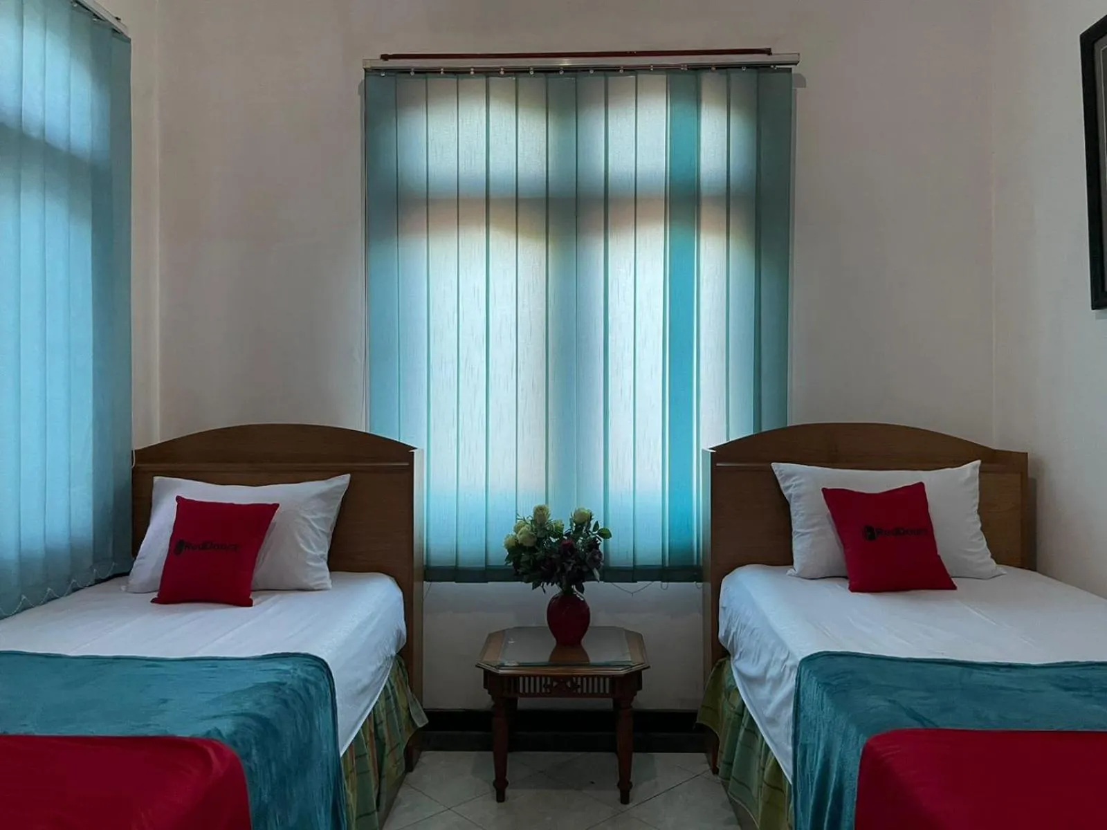 Bedroom, Bed in RedDoorz Syariah @ Karang Pilang