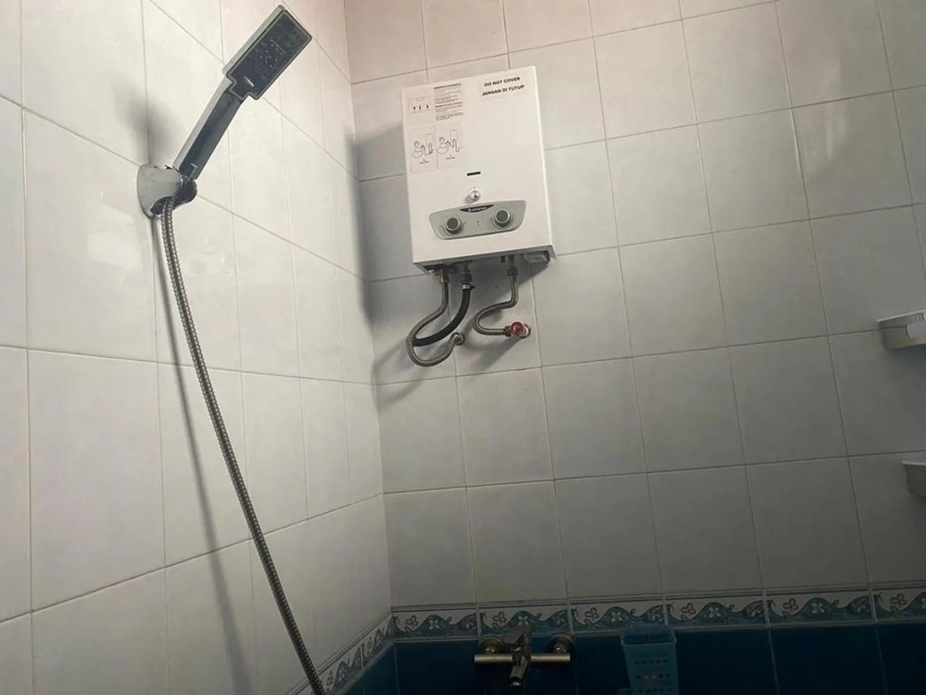 Bathroom in RedDoorz Syariah @ Karang Pilang