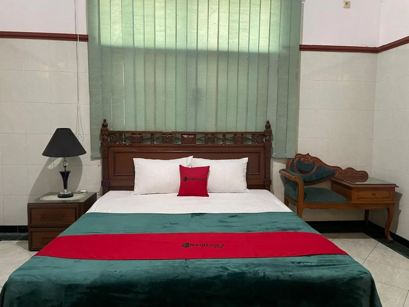 Bedroom, Bed in RedDoorz Syariah @ Karang Pilang