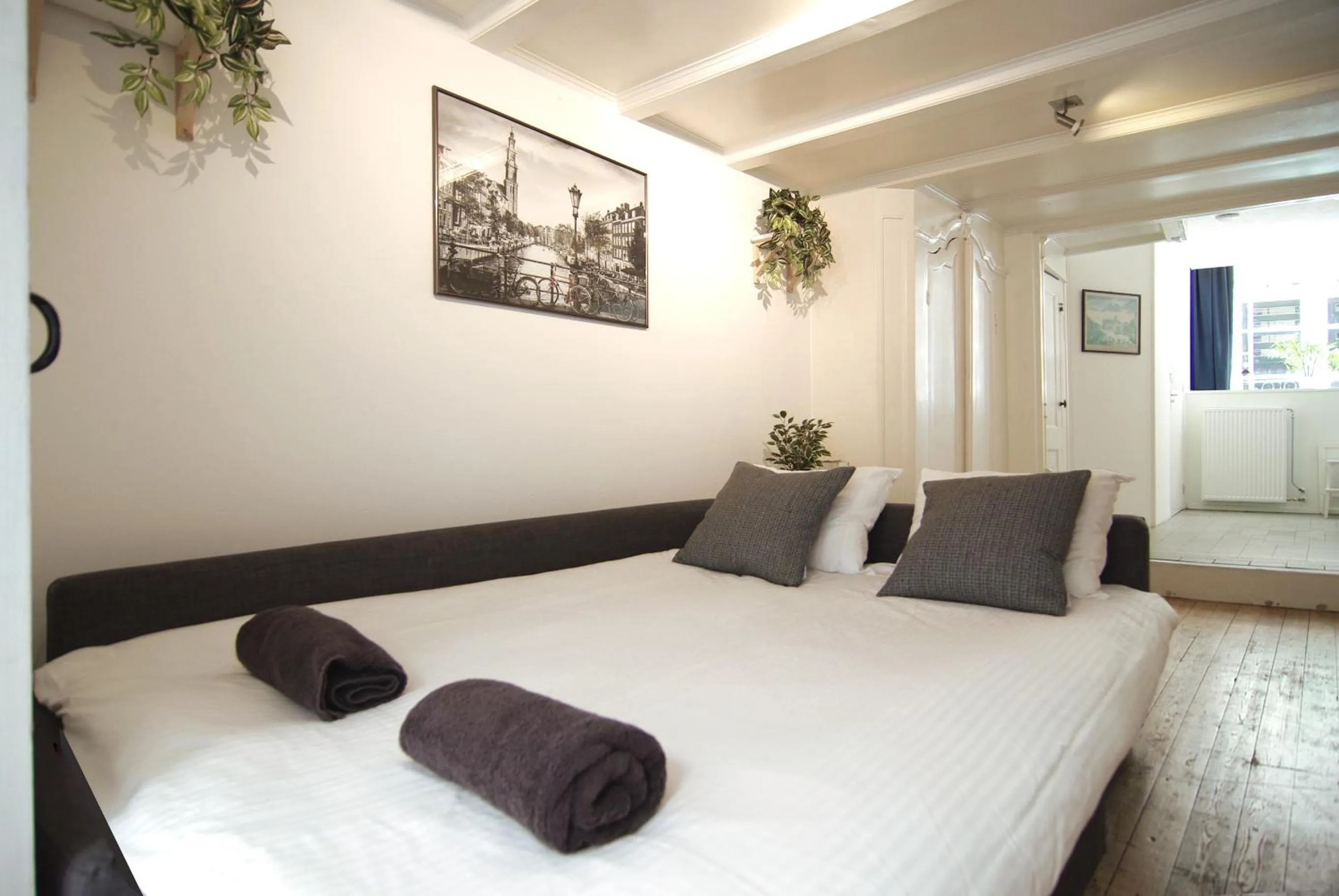 Bed in Cosy apartment right in the city center with AIRCO!