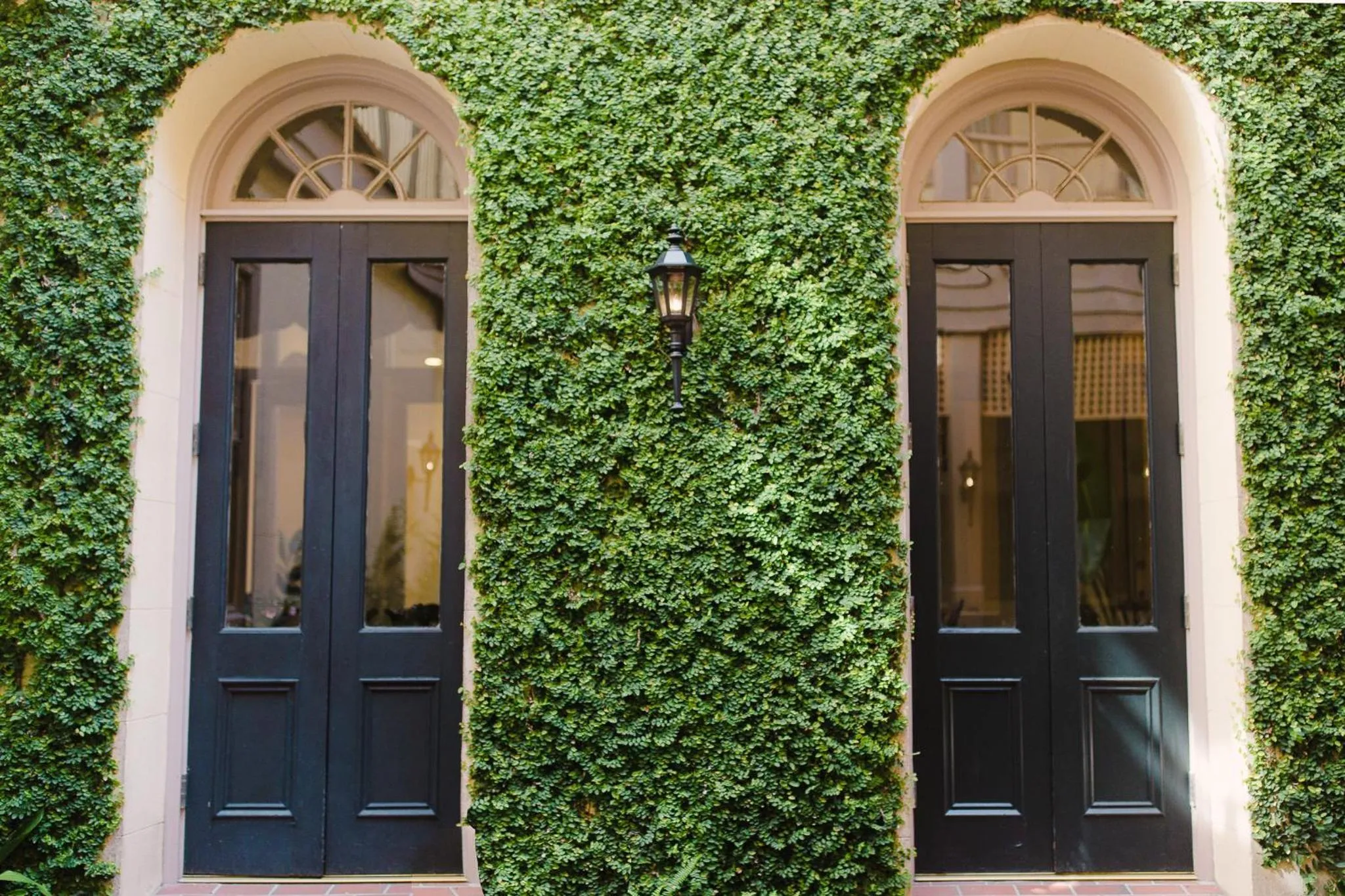 Facade/entrance in Kings Courtyard Inn