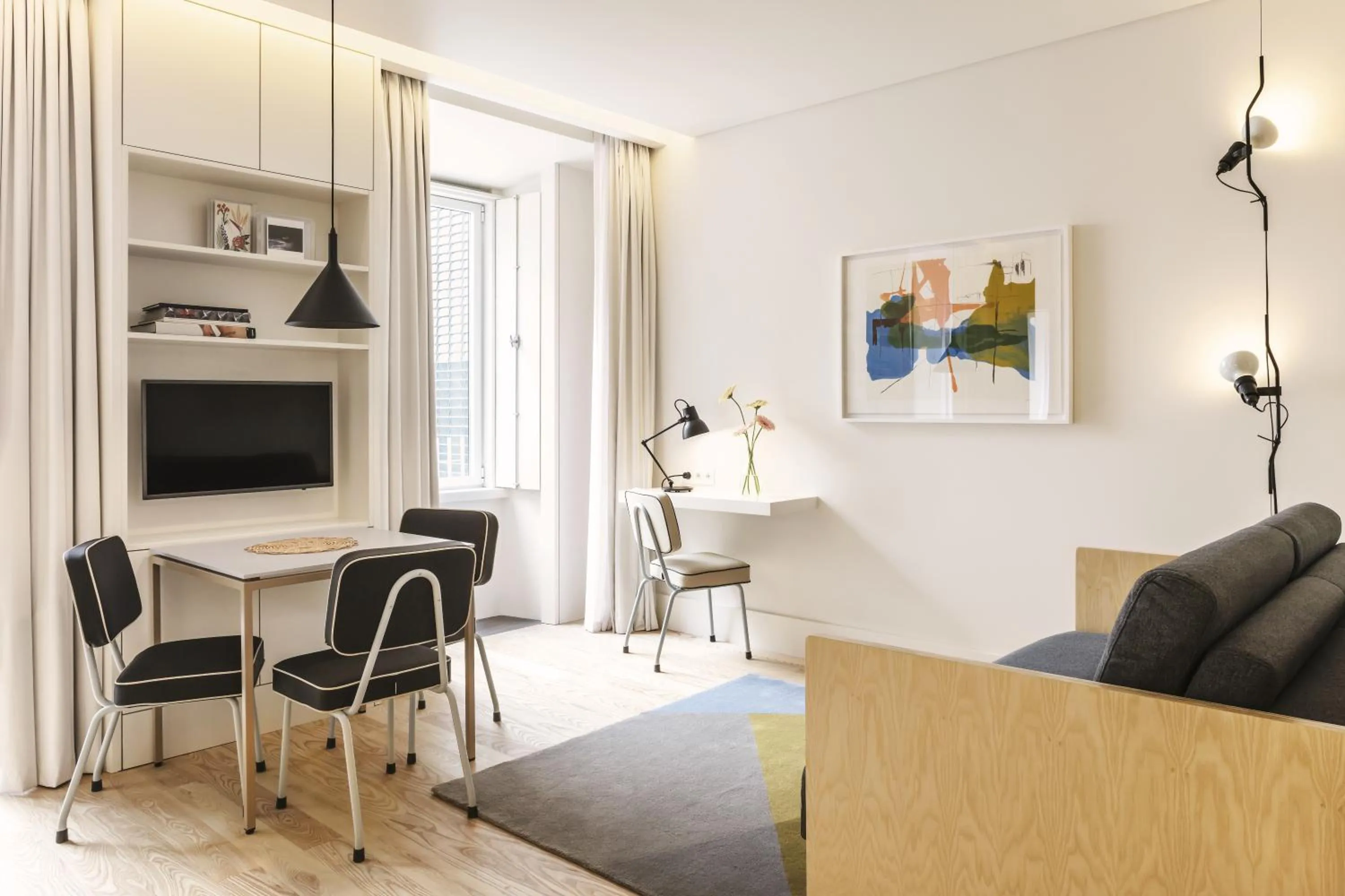 Communal lounge/ TV room in Casa da Galeria - Azores Art of Hosting