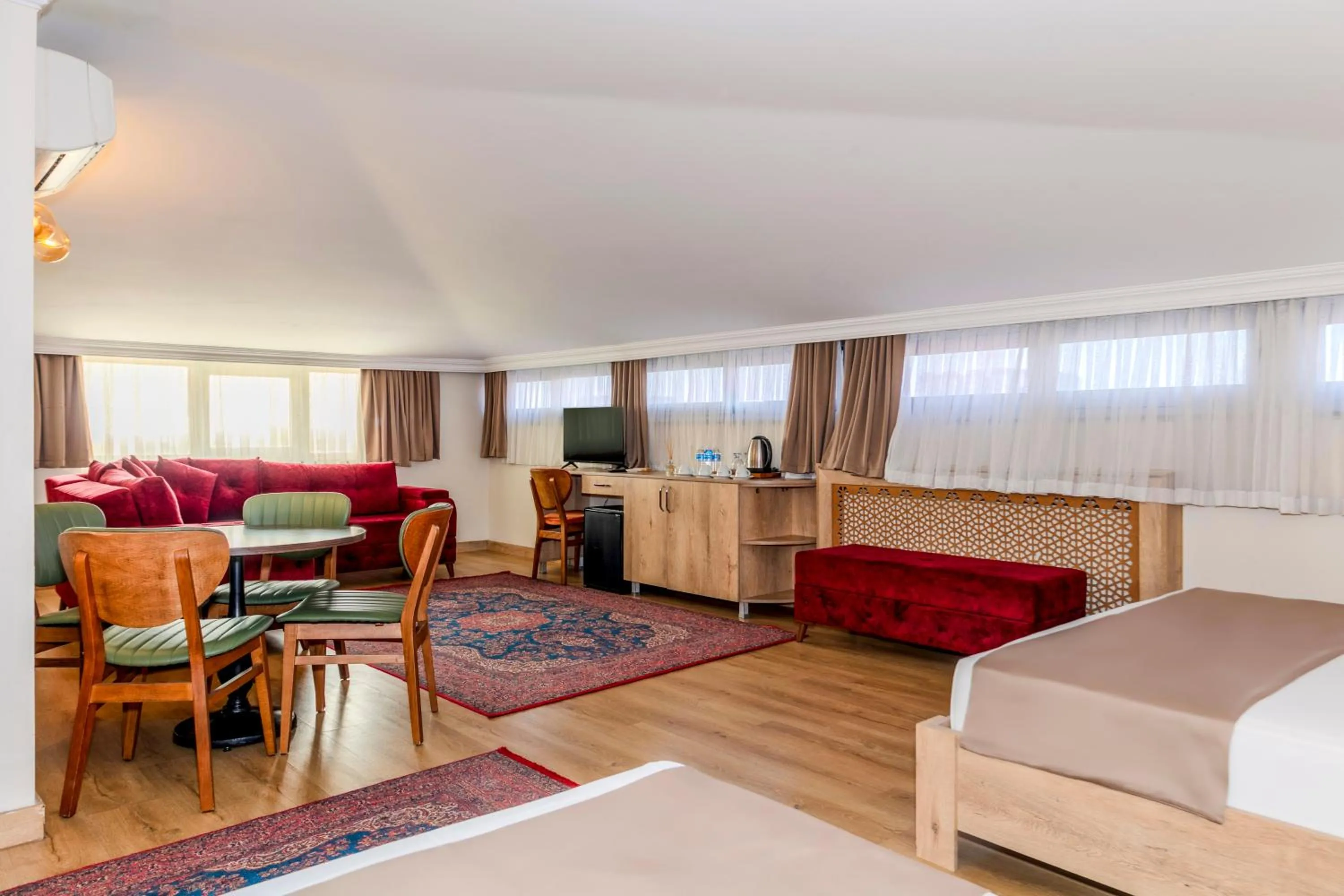 Photo of the whole room, Bed in Istanbul Old City Topkapi Porta Romanos Hotel Ottoman Heritage