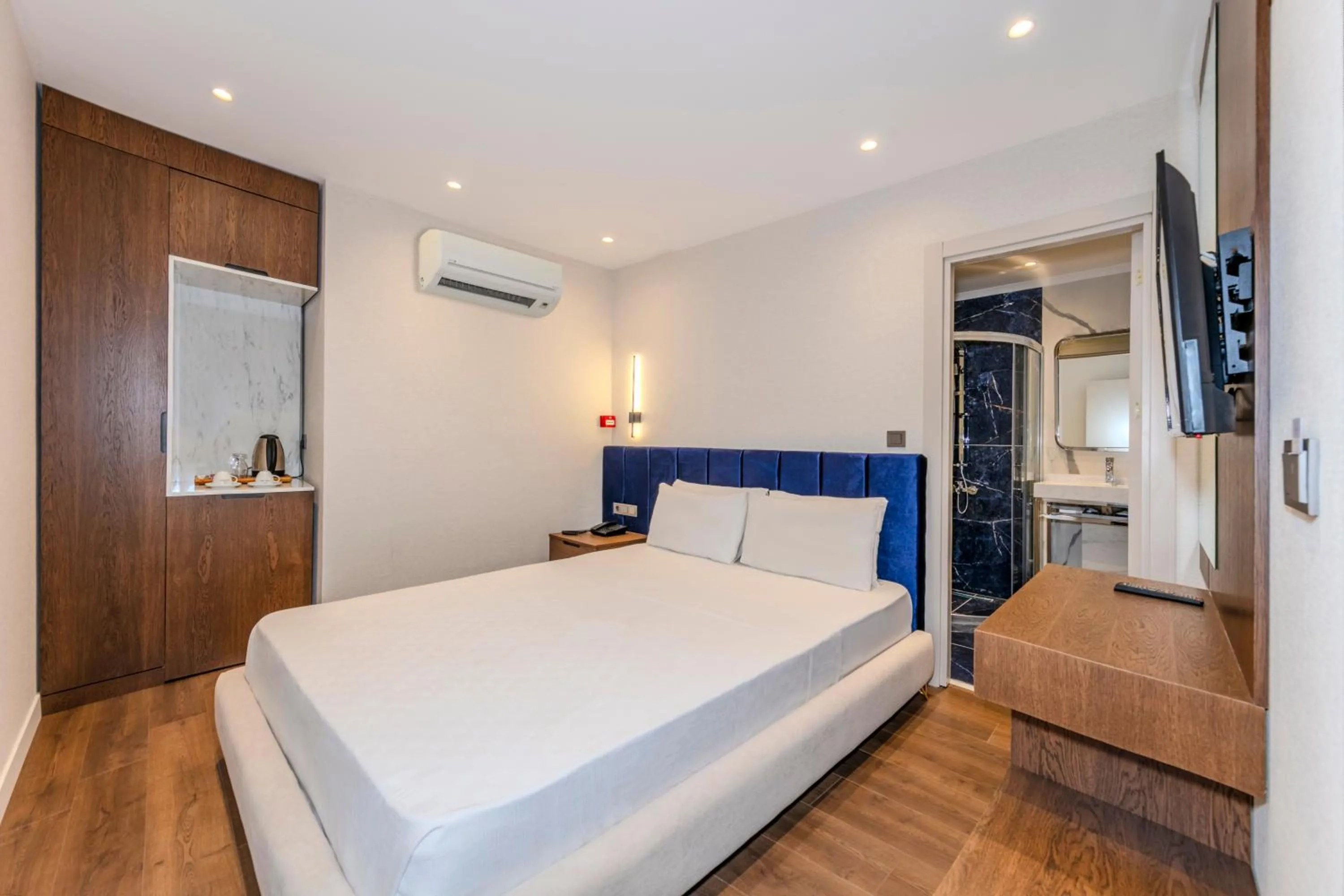 Photo of the whole room, Bed in Istanbul Old City Topkapi Porta Romanos Hotel Ottoman Heritage