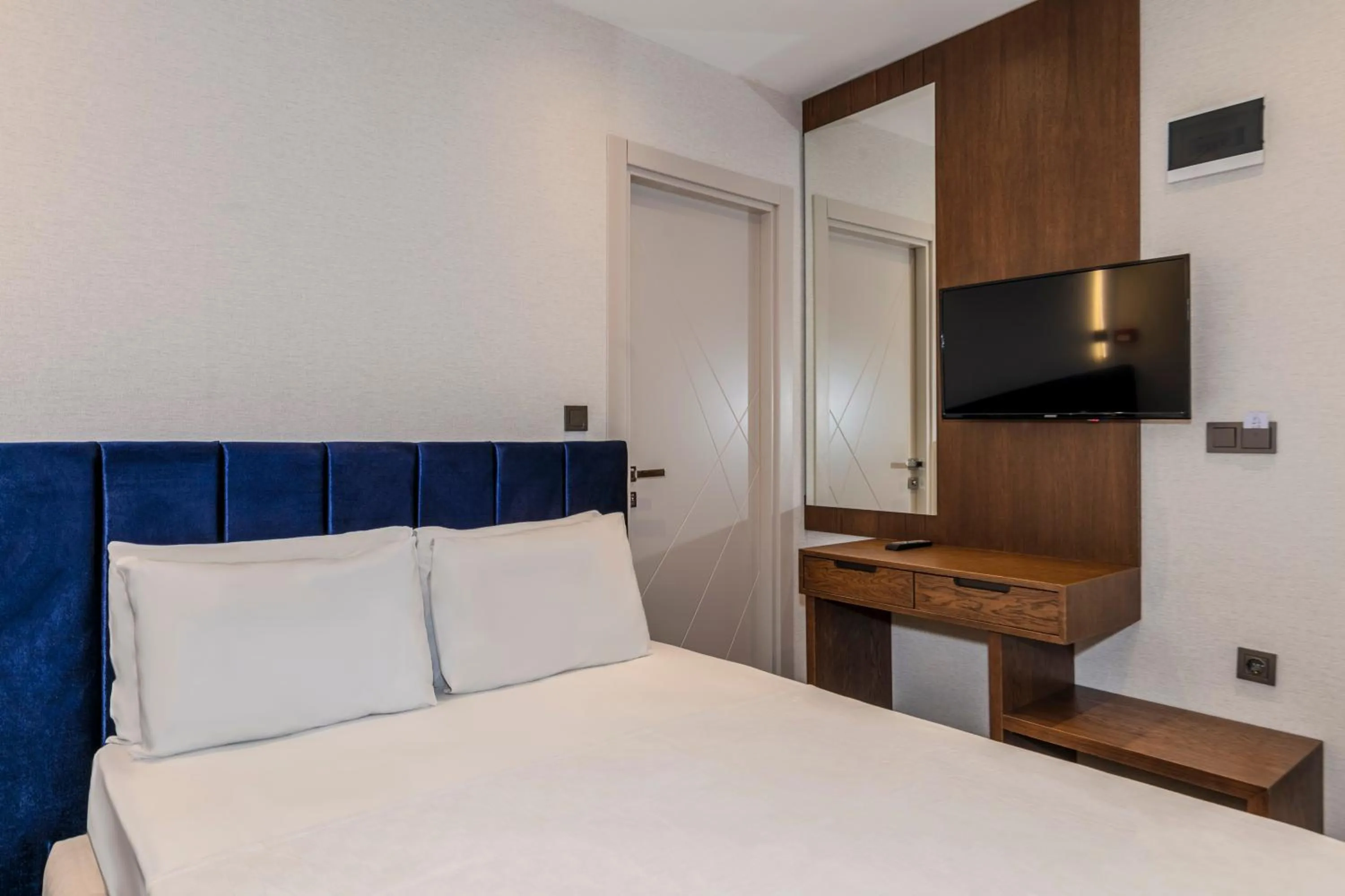 Photo of the whole room, Bed in Istanbul Old City Topkapi Porta Romanos Hotel Ottoman Heritage