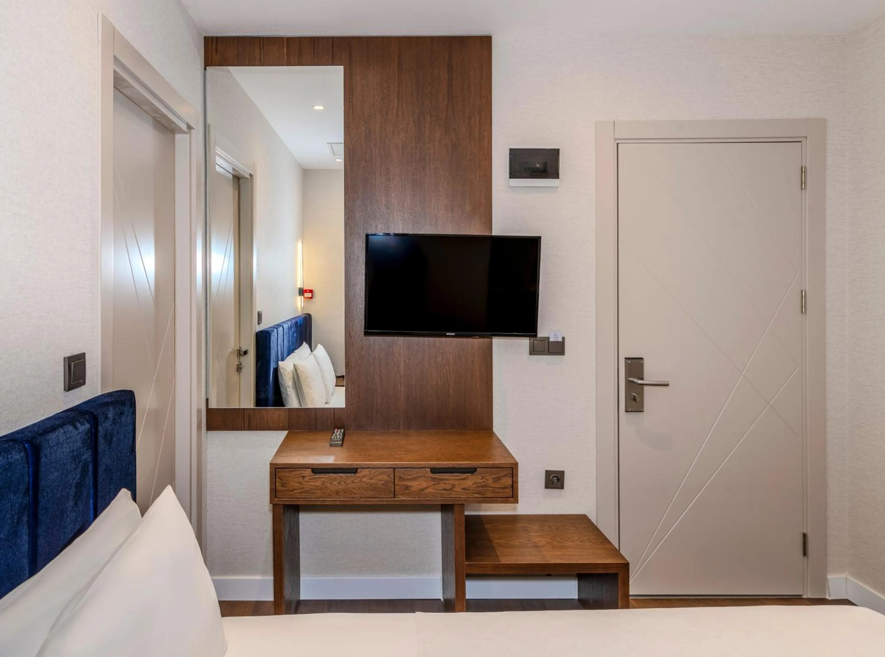 Photo of the whole room, Bed in Istanbul Old City Topkapi Porta Romanos Hotel Ottoman Heritage