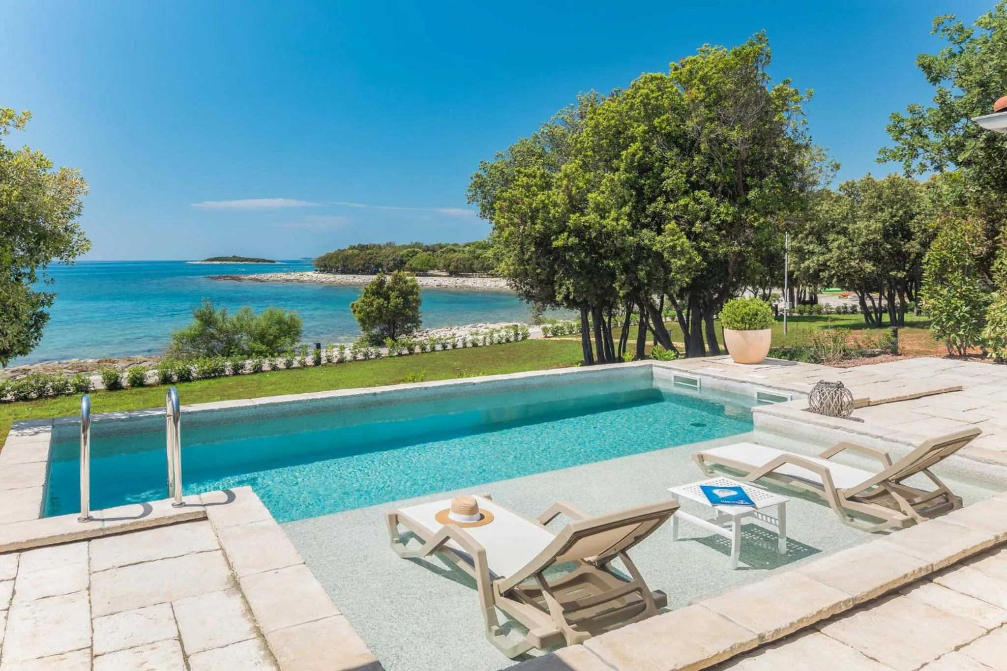 Day in Luxury Glamping Beach Villas Porto Bus