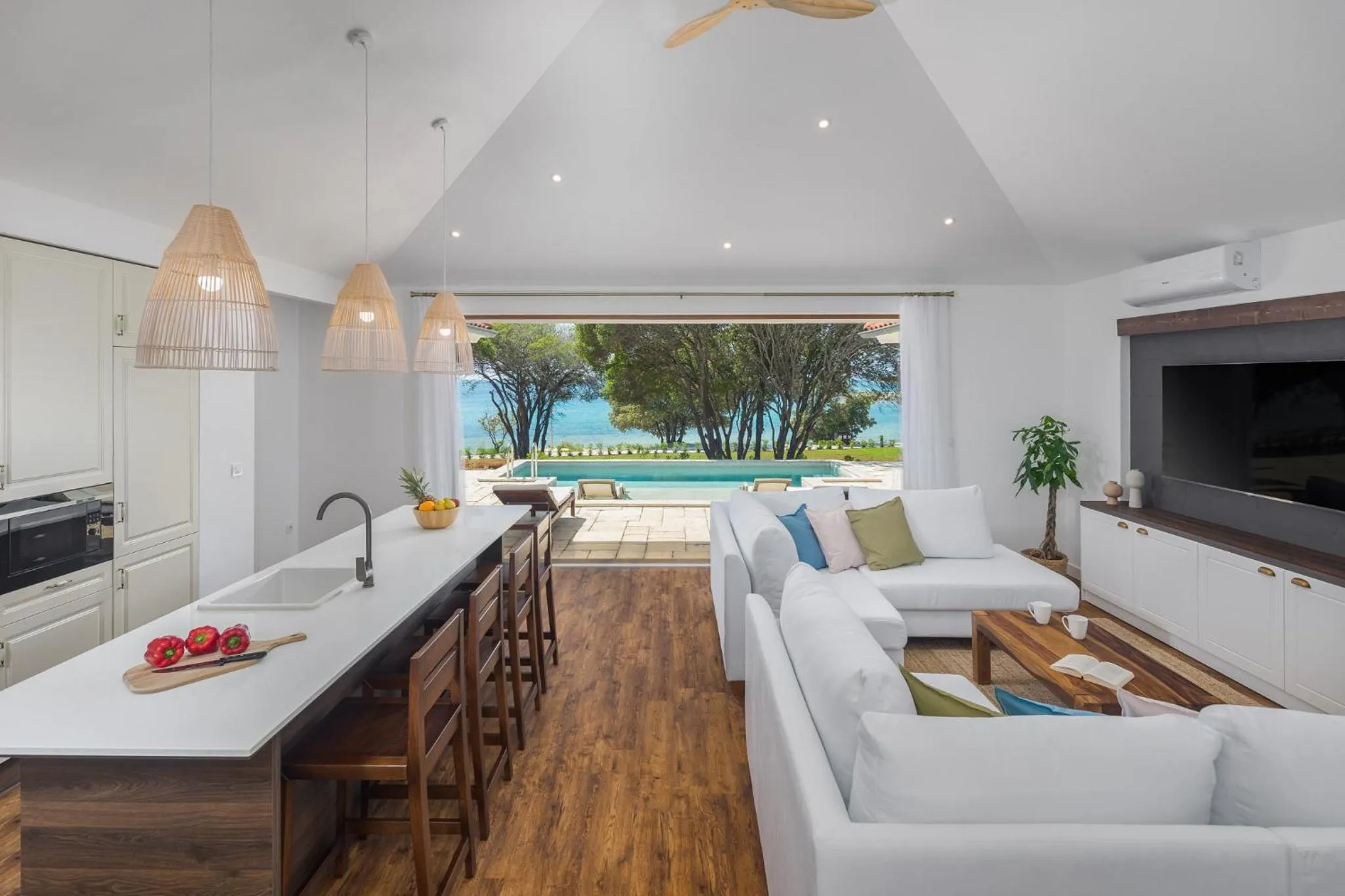 TV and multimedia in Luxury Glamping Beach Villas Porto Bus