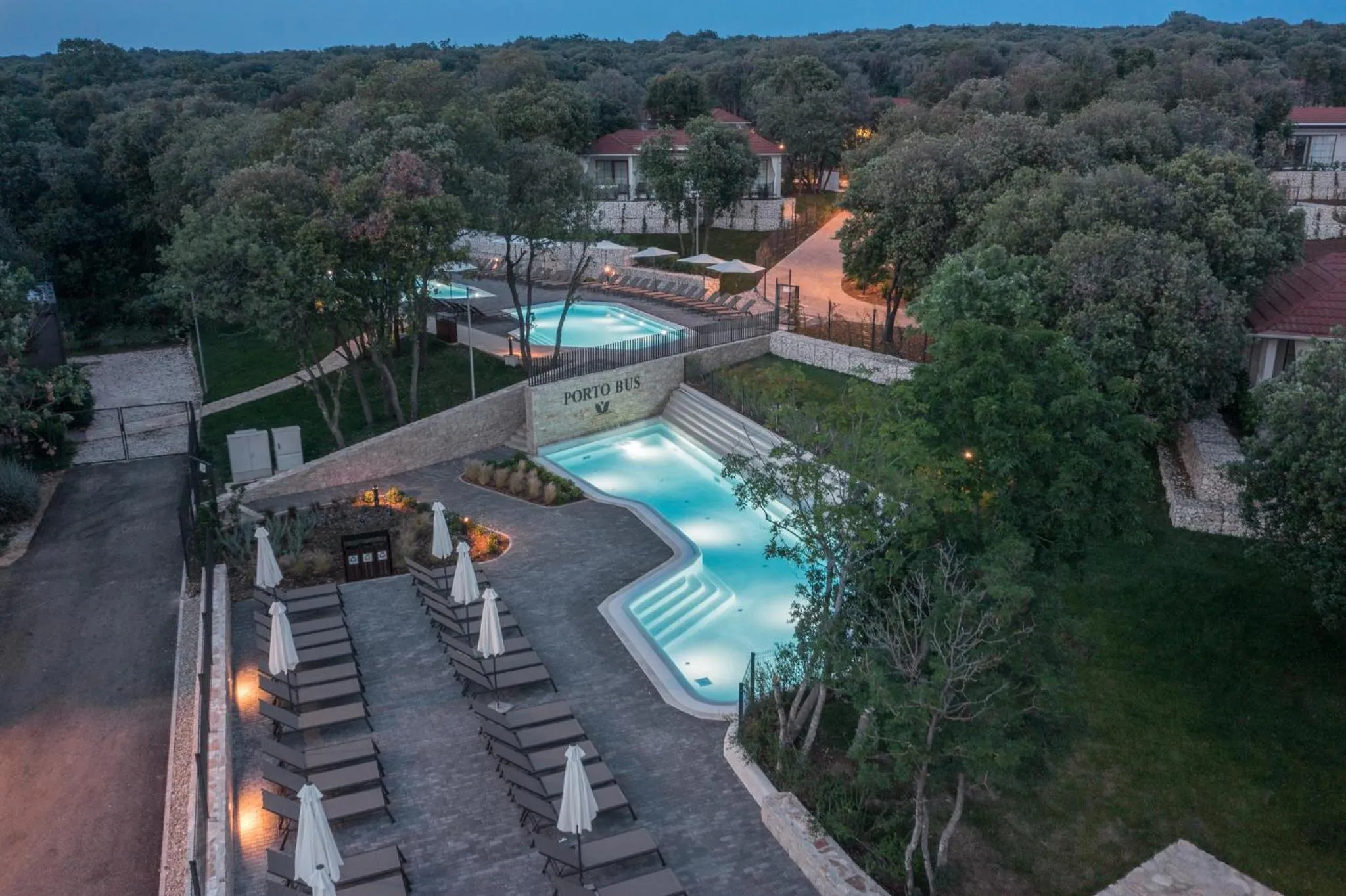 Night in Luxury Glamping Beach Villas Porto Bus