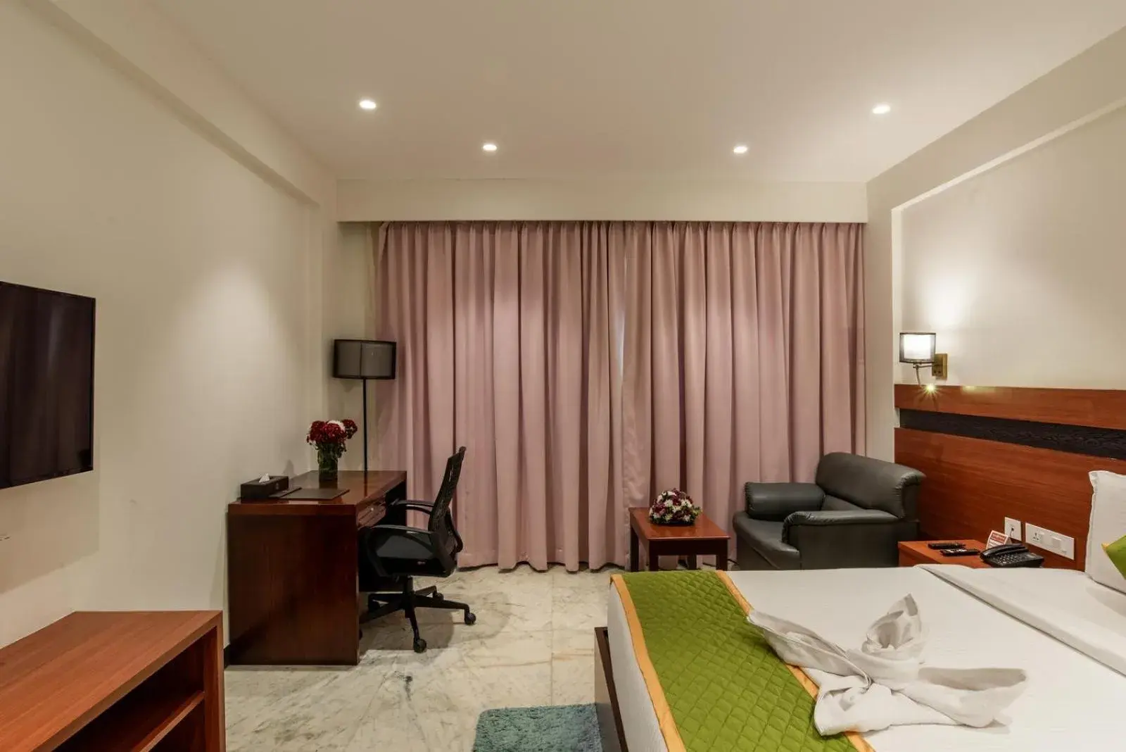 Photo of the whole room, Bed in Royal Regency Photo of the whole room, Bed in Royal Regency