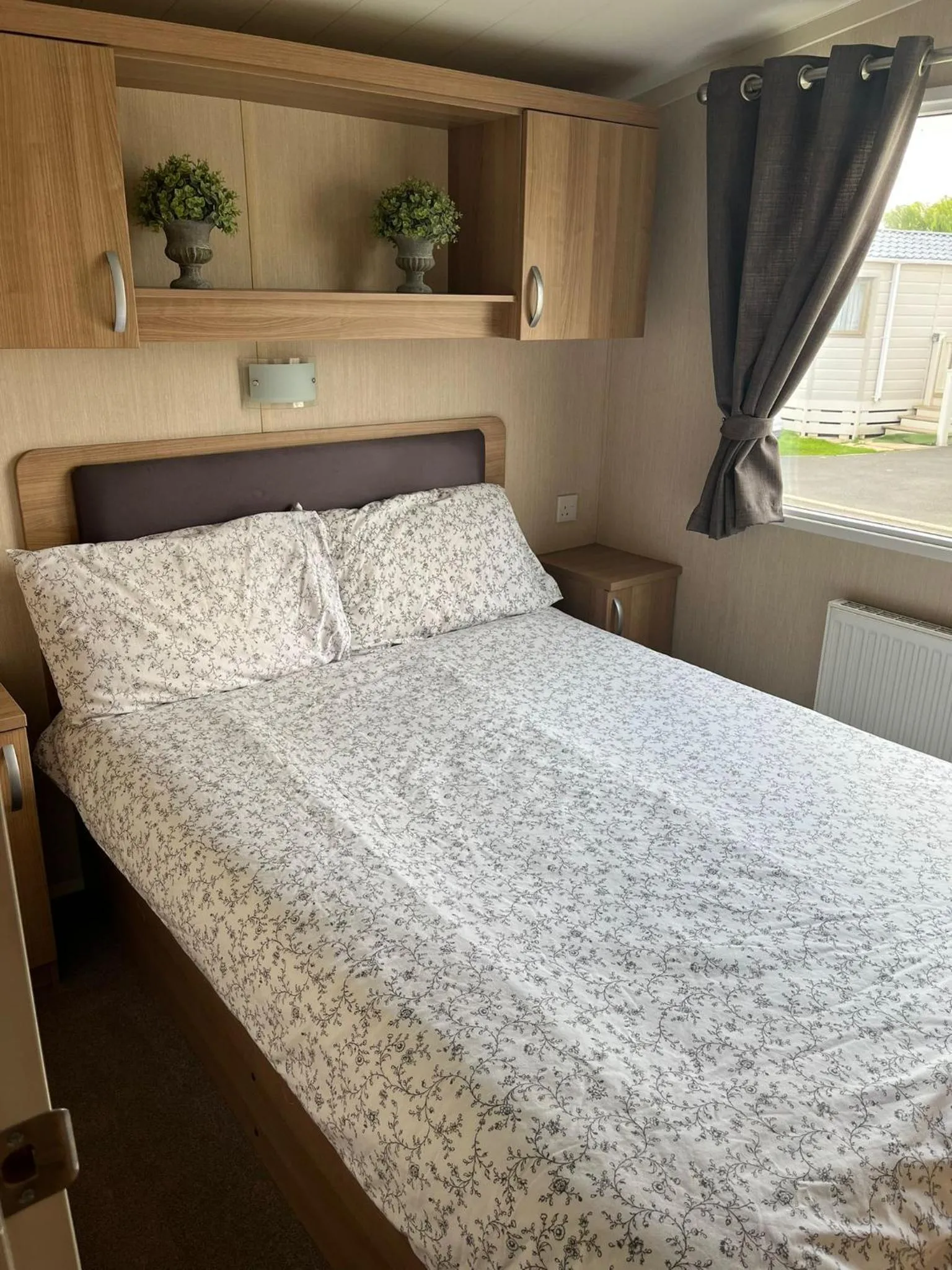 Bedroom, Bed in The Luxury break Sleeps 6 at 44 Kingfisher Court South facing