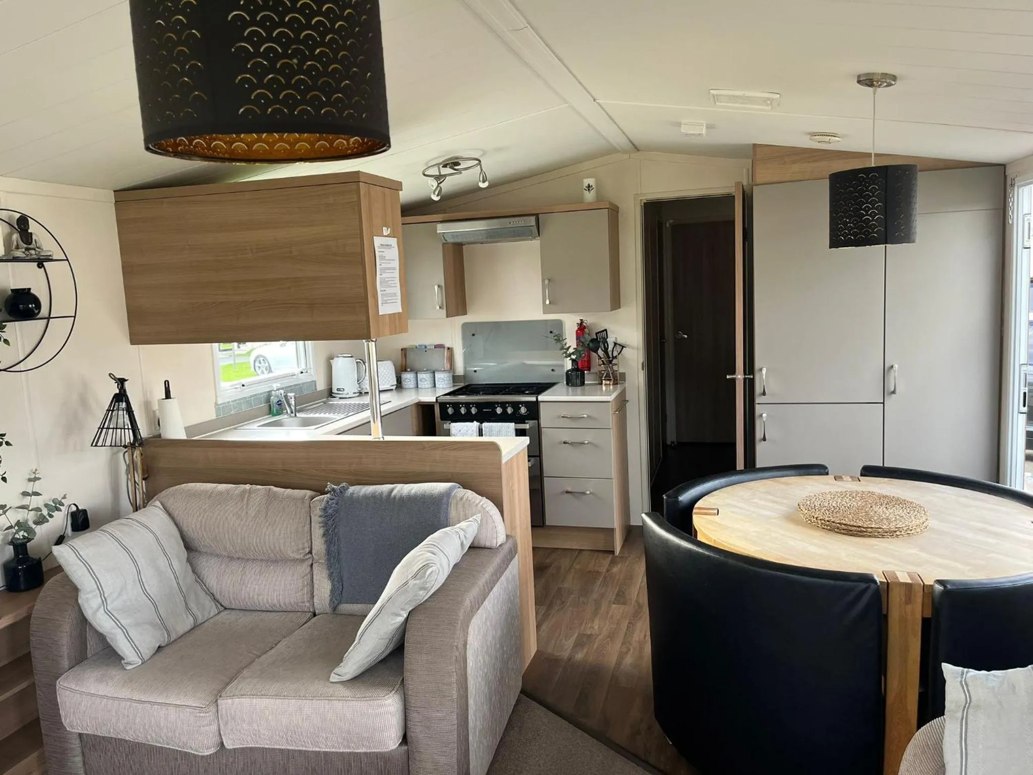 Kitchen or kitchenette in The Luxury break Sleeps 6 at 44 Kingfisher Court South facing