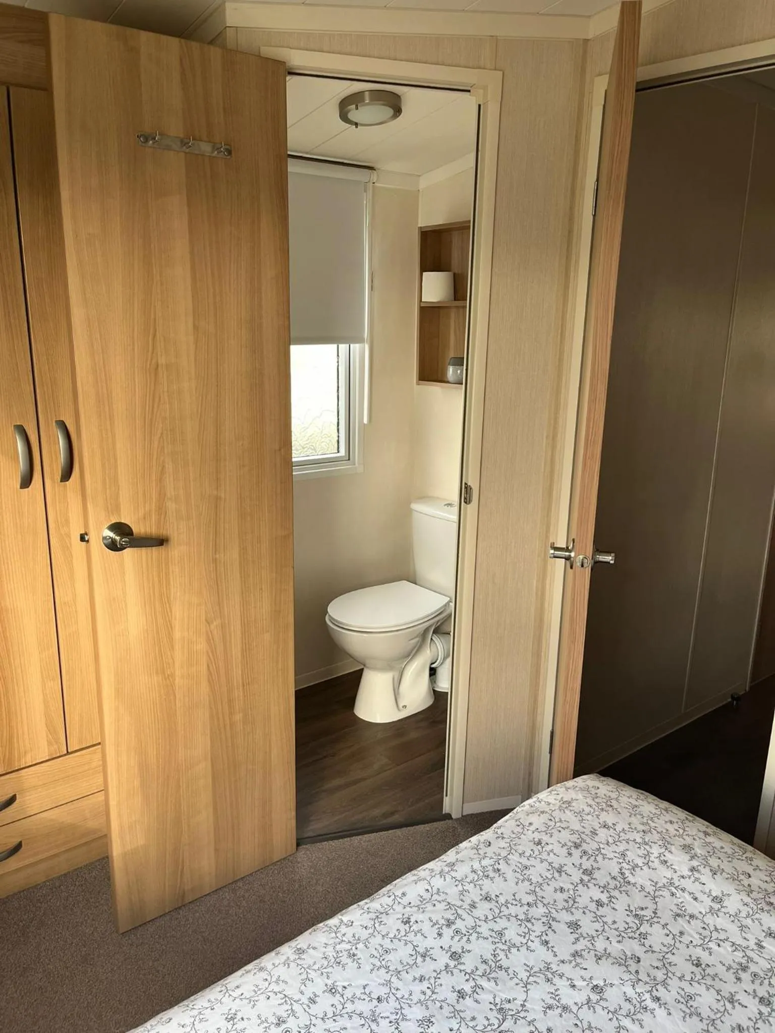 Toilet, Bed in The Luxury break Sleeps 6 at 44 Kingfisher Court South facing