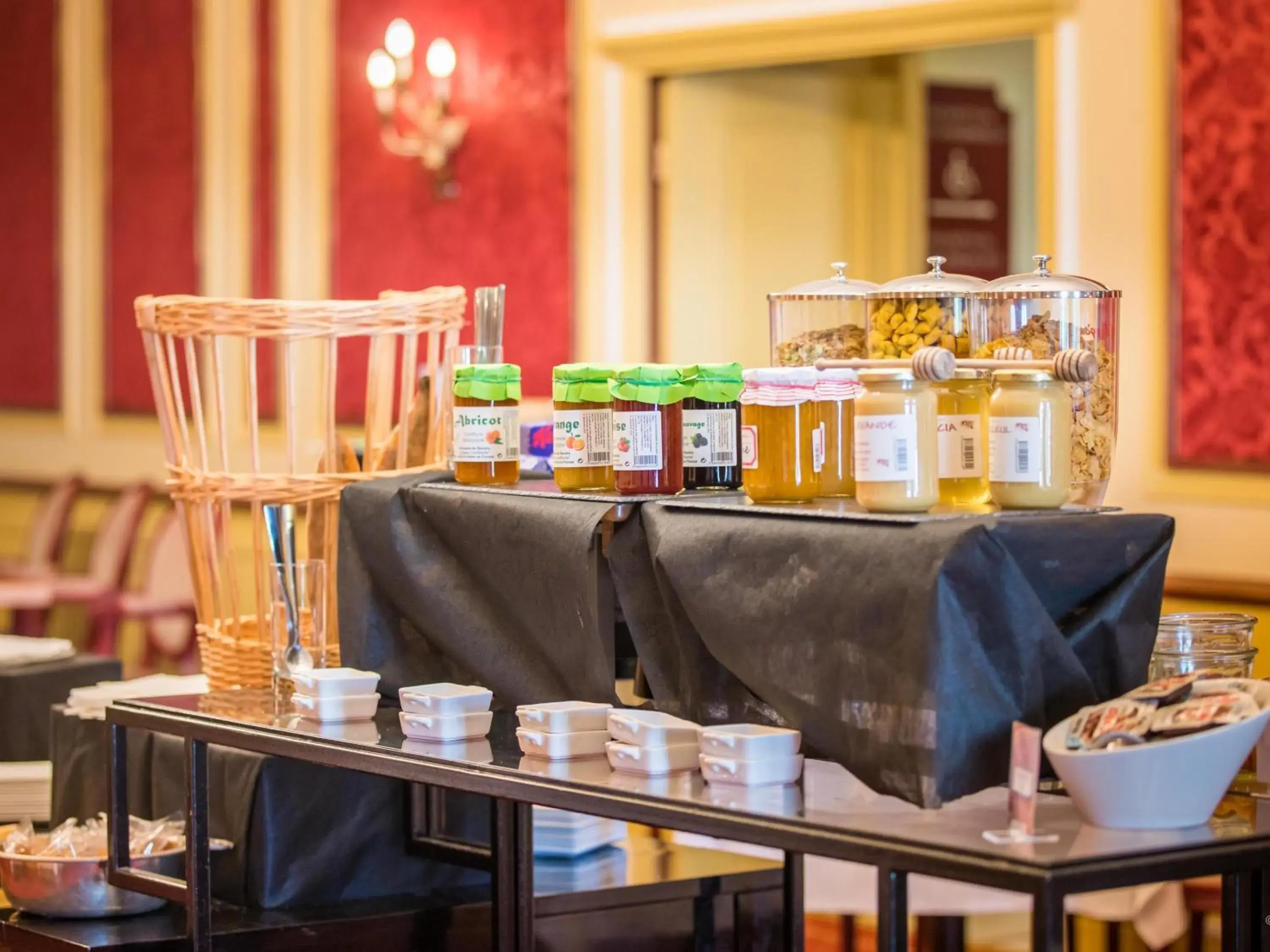 Breakfast in Mercure Moulins Centre Hôtel de Paris Breakfast in Mercure Moulins Centre Hôtel de Paris