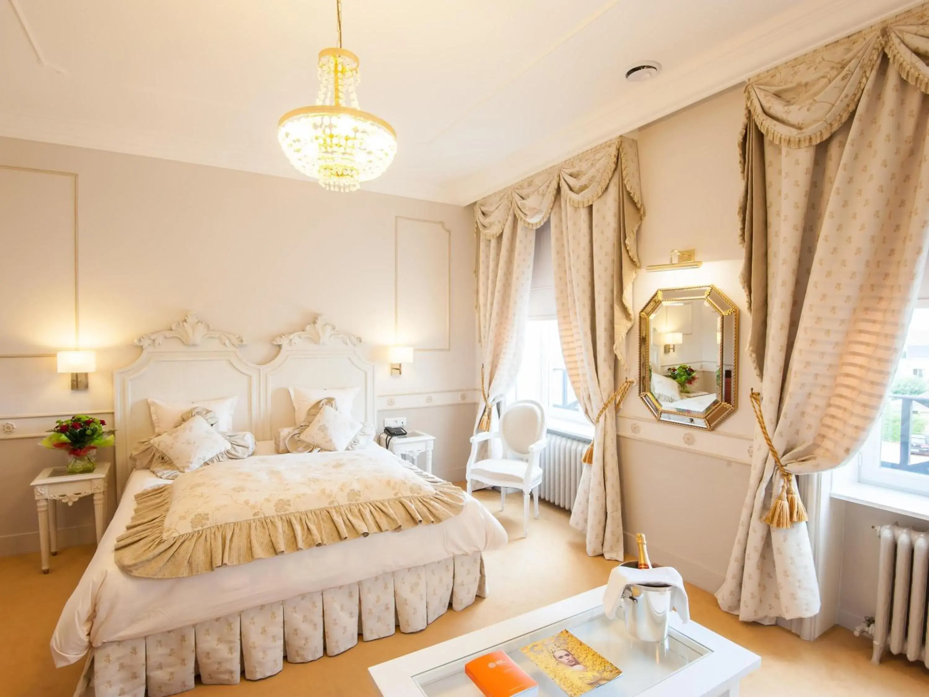 Bedroom, Bed in Mercure Moulins Centre Hôtel de Paris Bedroom, Bed in Mercure Moulins Centre Hôtel de Paris