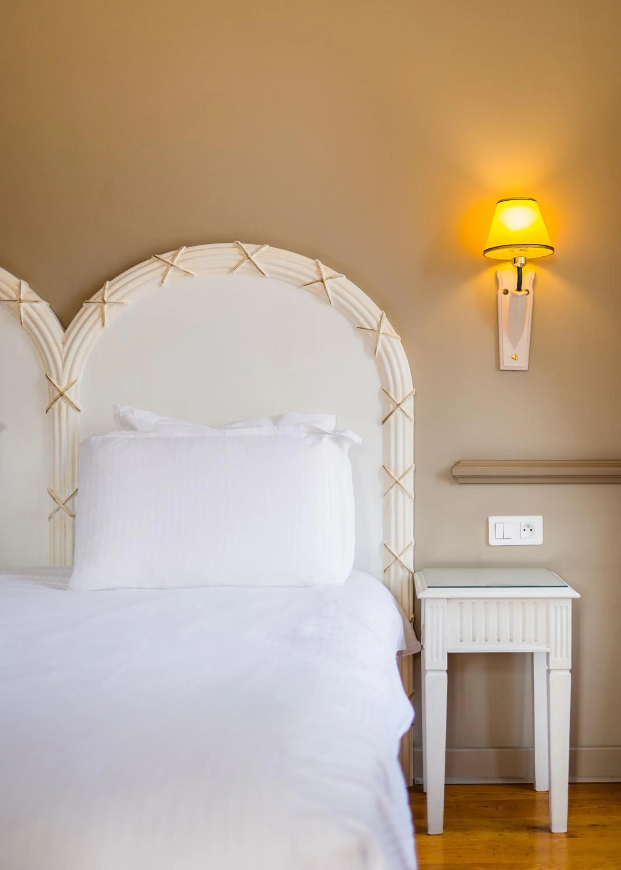 Bedroom, Bed in Mercure Moulins Centre Hôtel de Paris