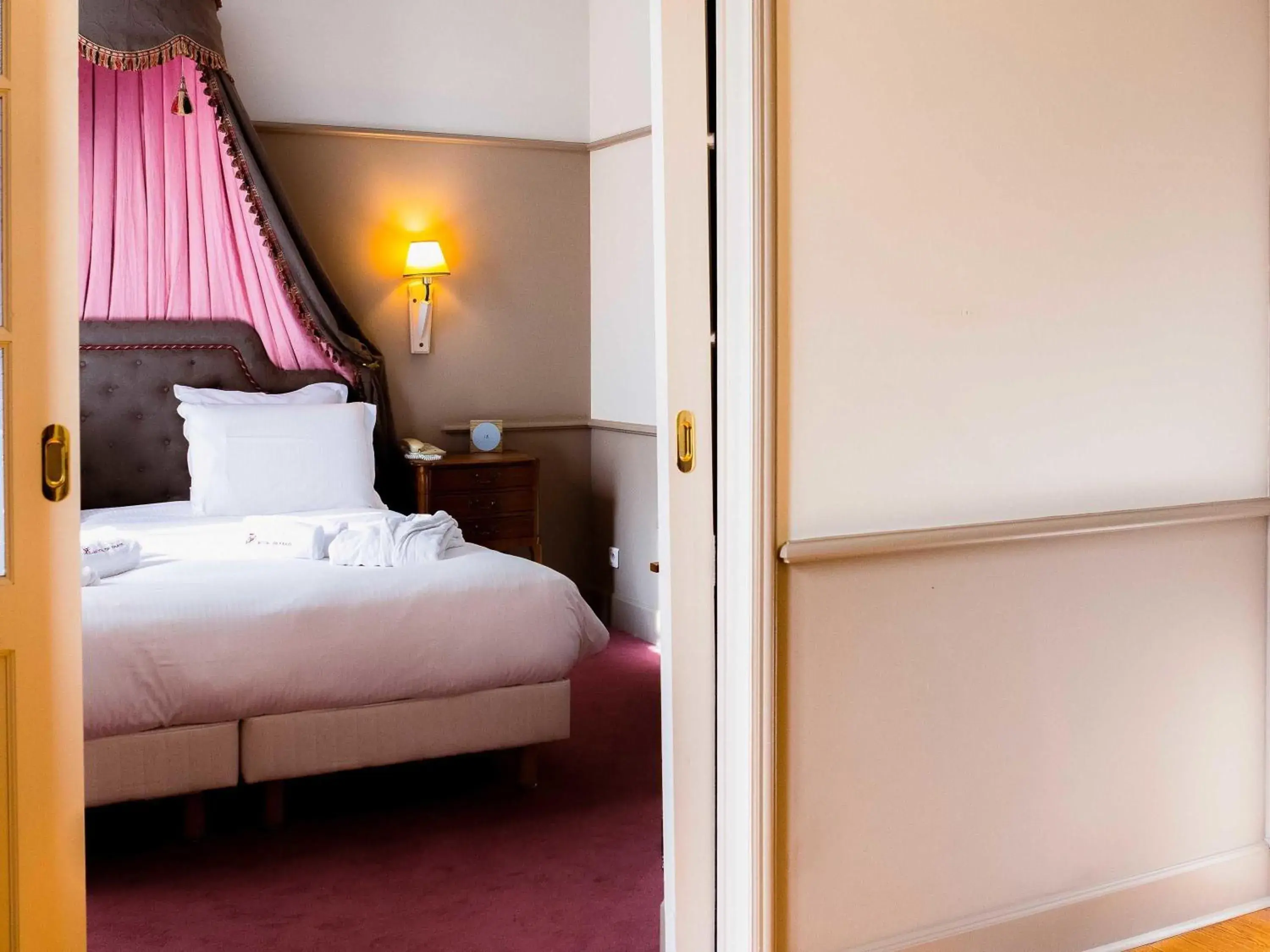 Bedroom, Bed in Mercure Moulins Centre Hôtel de Paris Bedroom, Bed in Mercure Moulins Centre Hôtel de Paris