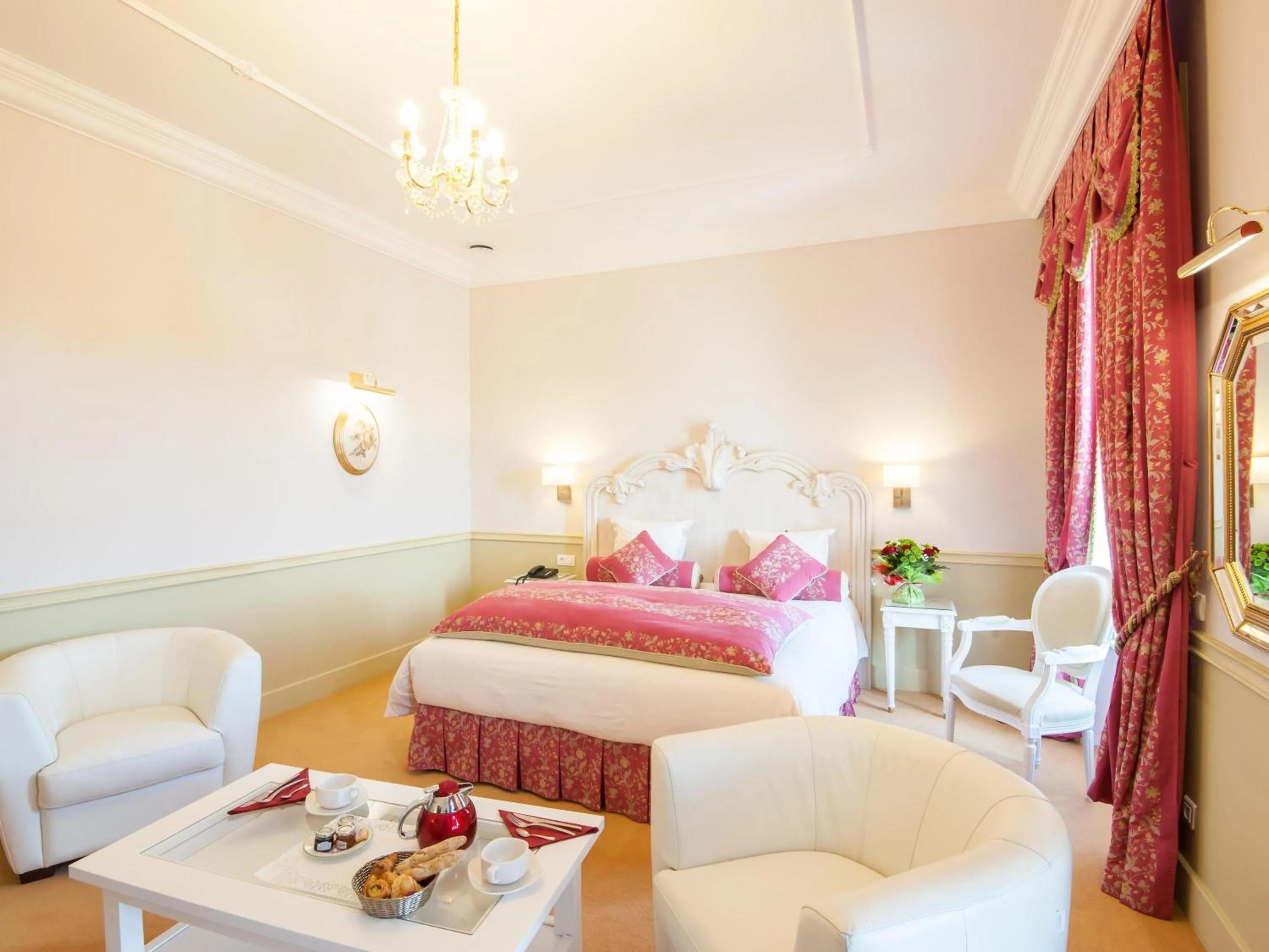 Bedroom, Bed in Mercure Moulins Centre Hôtel de Paris