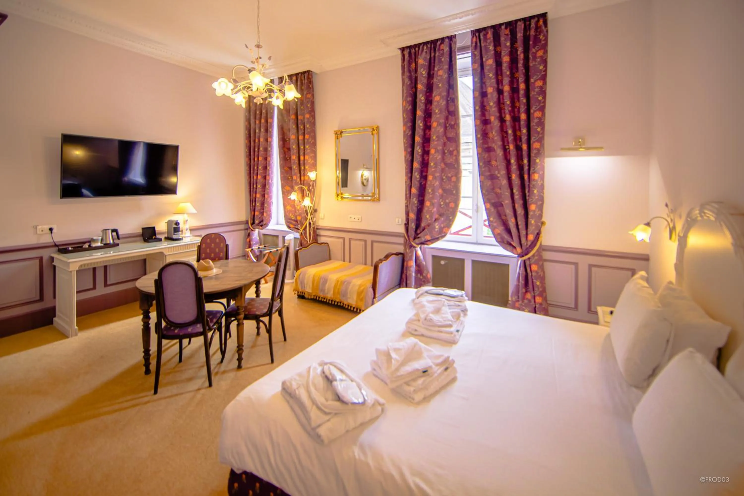 Property building, Bed in Mercure Moulins Centre Hôtel de Paris