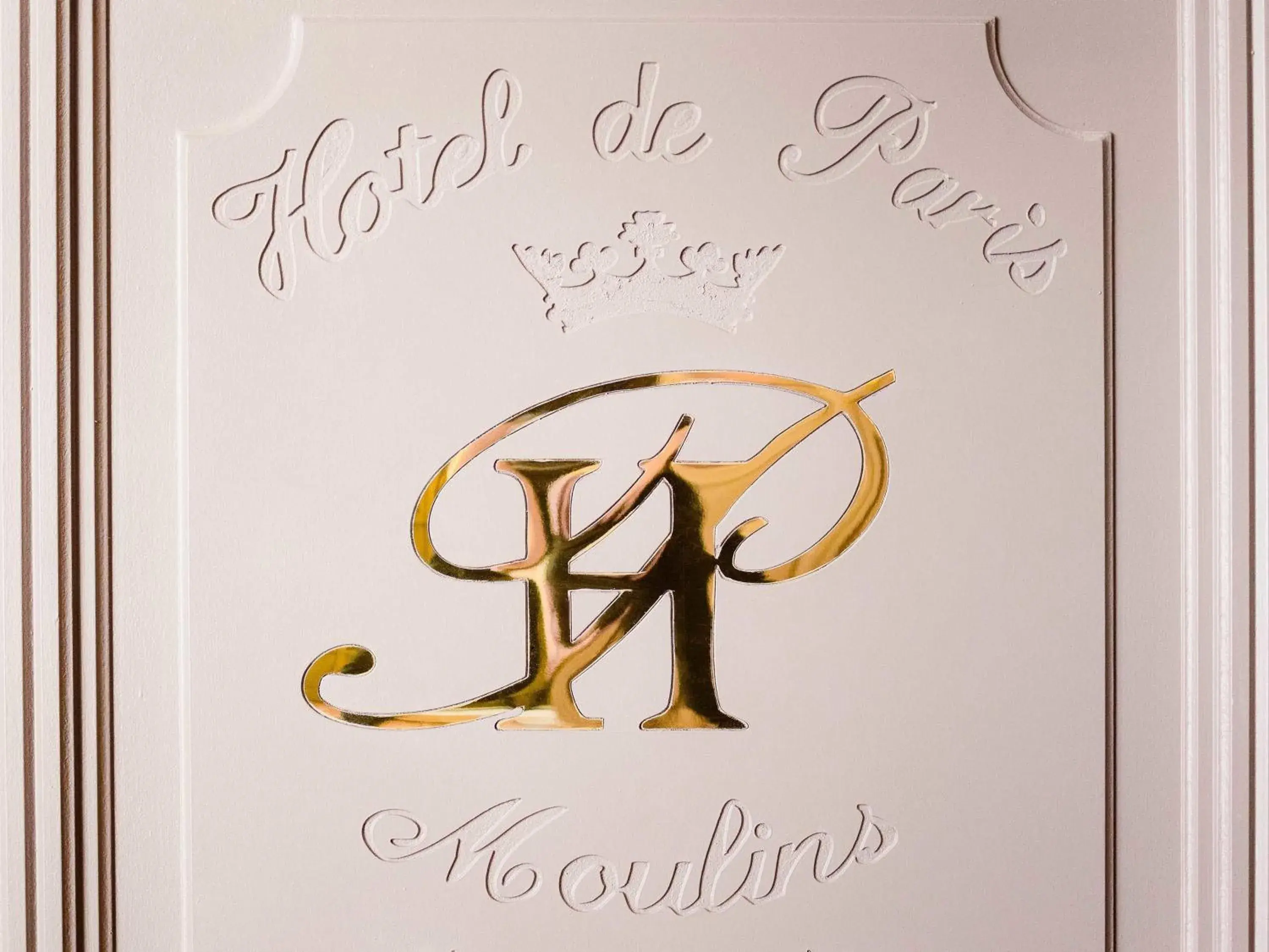 Property building in Mercure Moulins Centre Hôtel de Paris Property building in Mercure Moulins Centre Hôtel de Paris