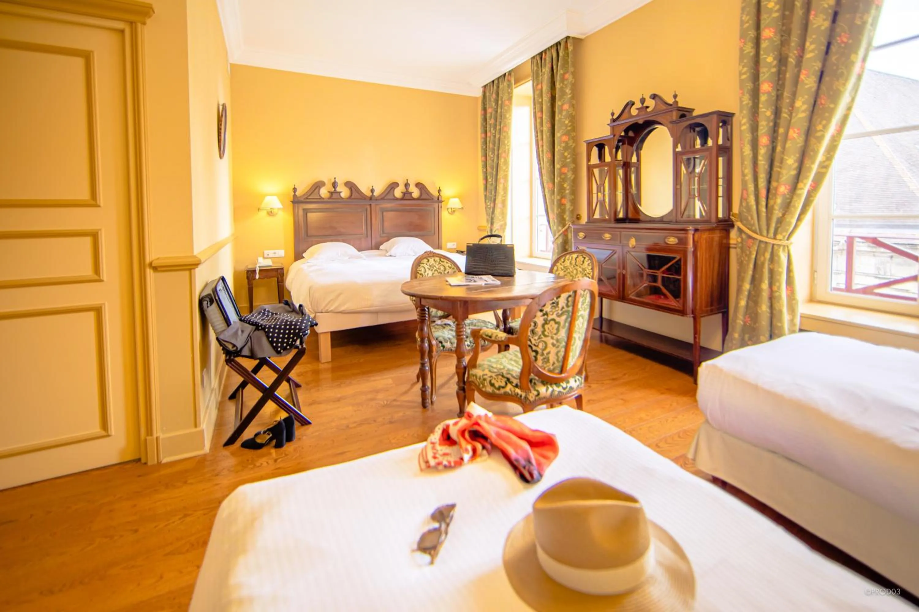 Property building, Bed in Mercure Moulins Centre Hôtel de Paris