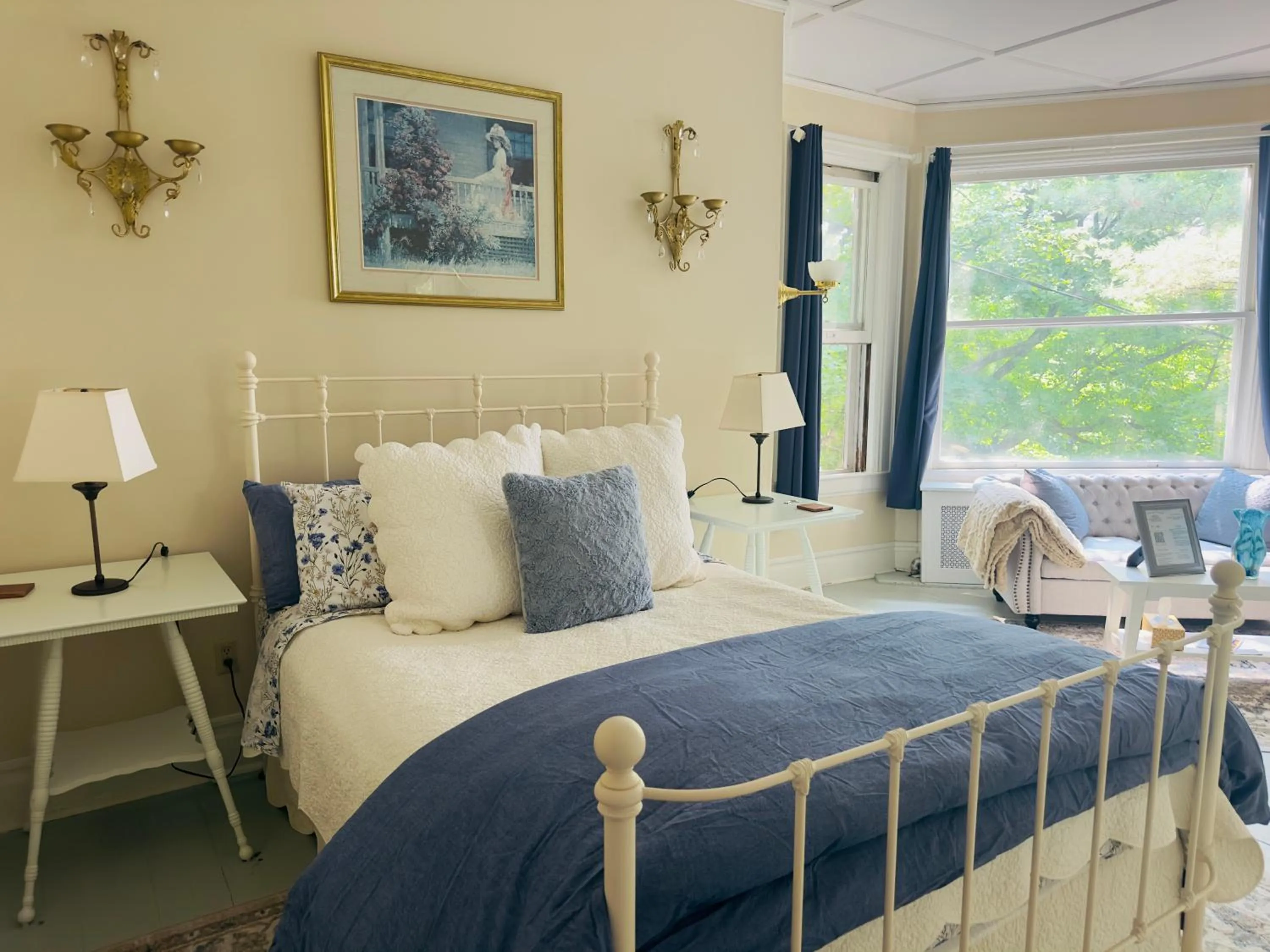 Bed in Franklin Manor Bed and Breakfast