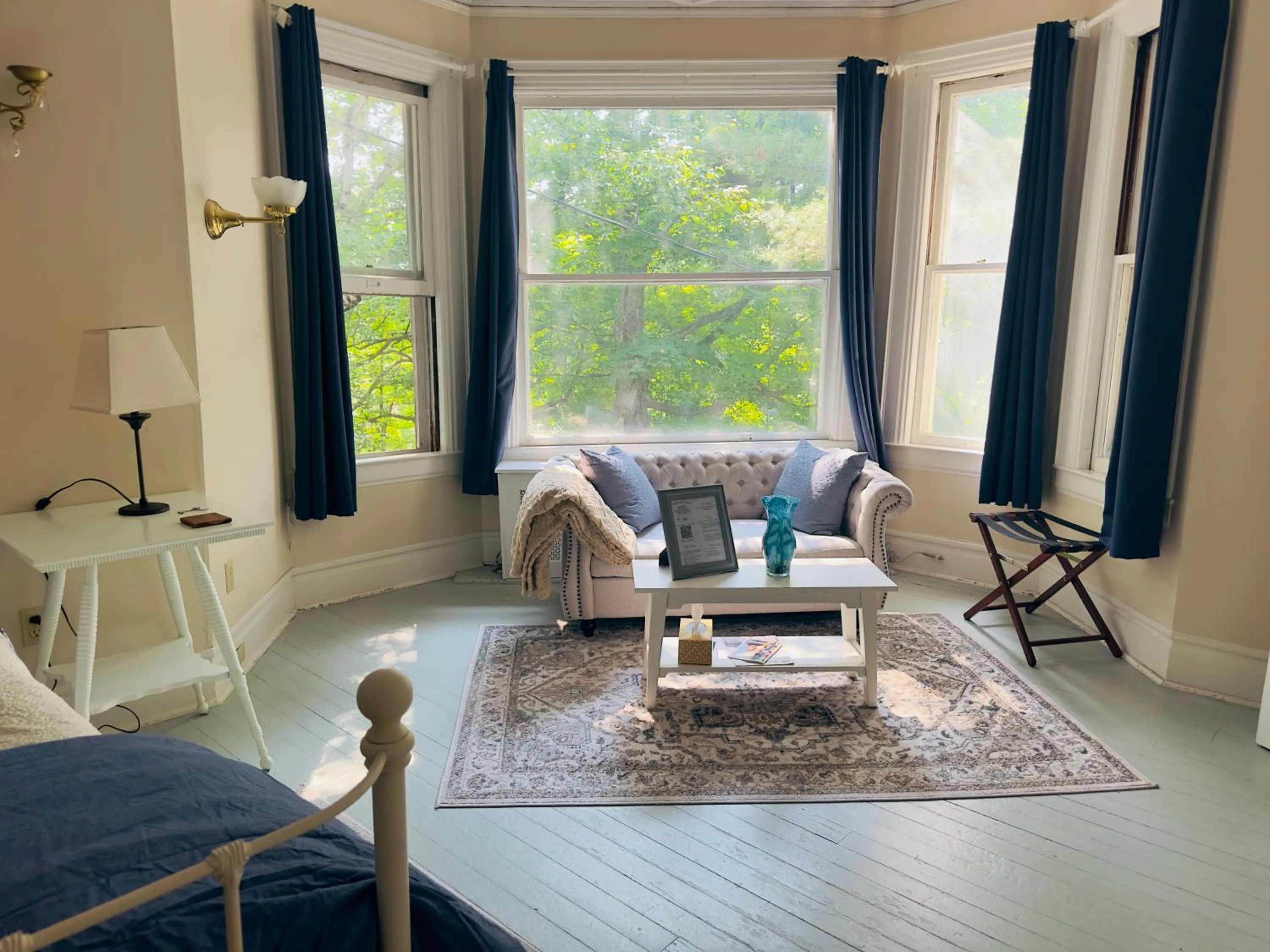 Seating area in Franklin Manor Bed and Breakfast