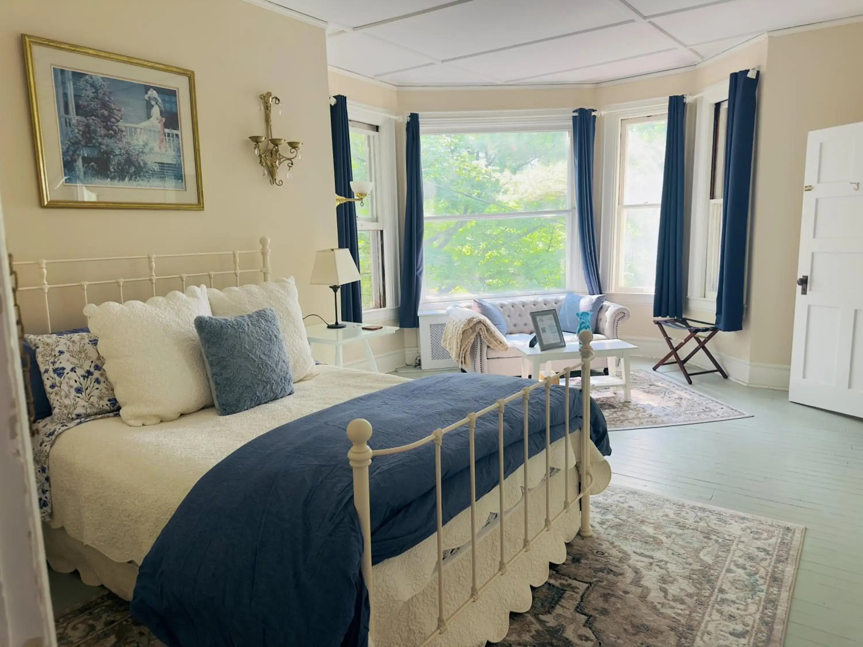 Deluxe Queen Room in Franklin Manor Bed and Breakfast Deluxe Queen Room in Franklin Manor Bed and Breakfast