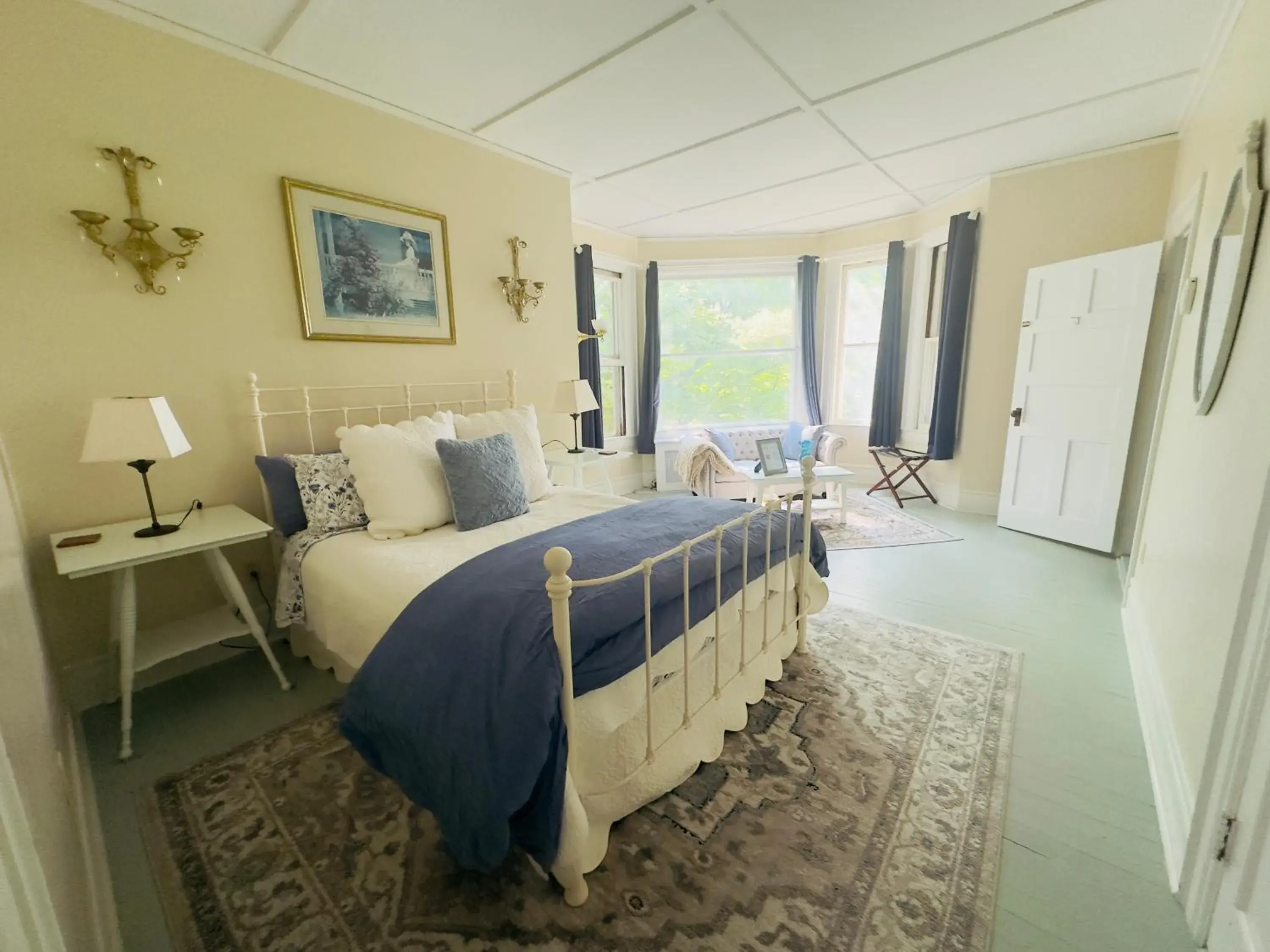 Deluxe Queen Room in Franklin Manor Bed and Breakfast Deluxe Queen Room in Franklin Manor Bed and Breakfast