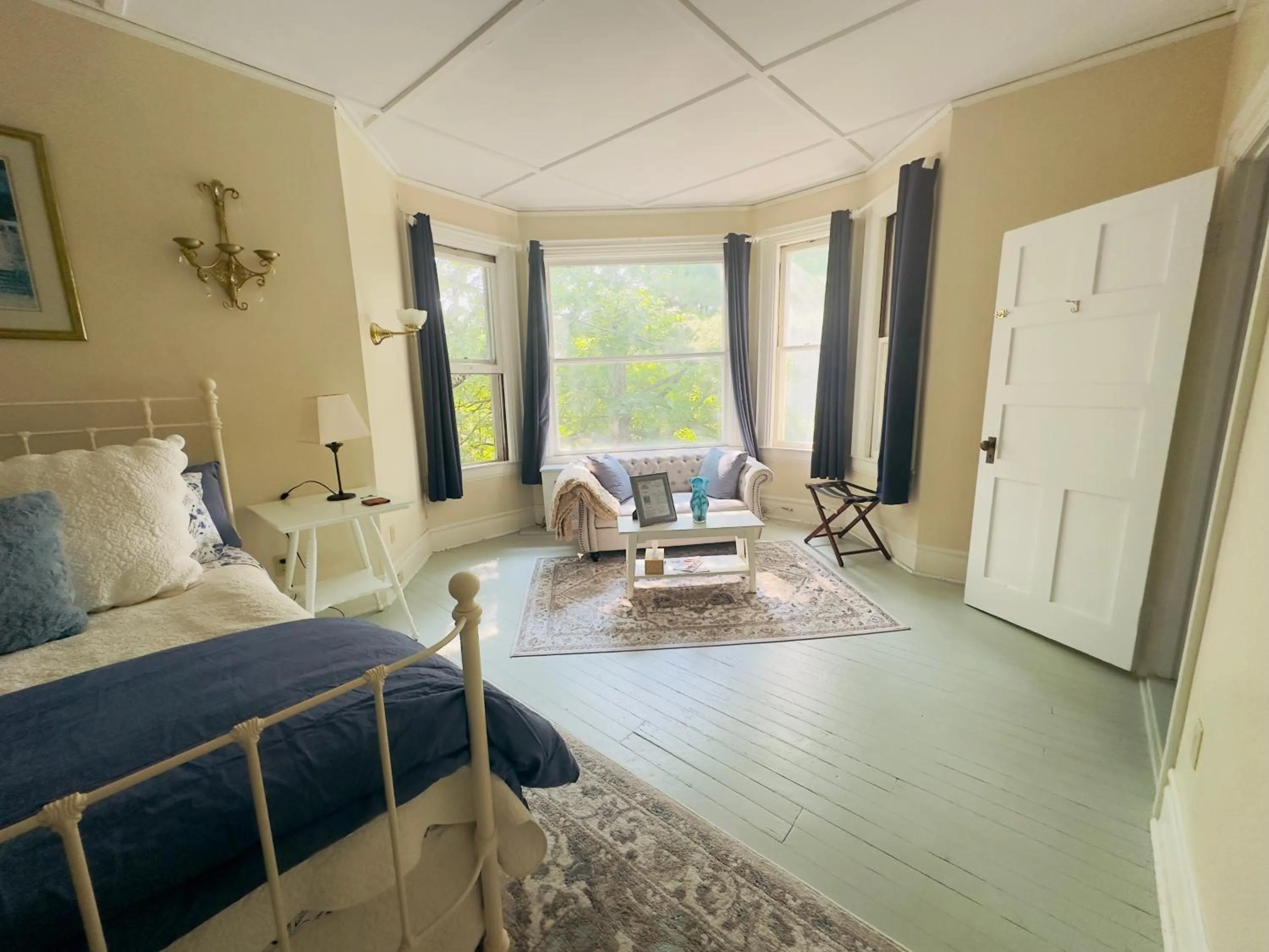 Bed in Franklin Manor Bed and Breakfast