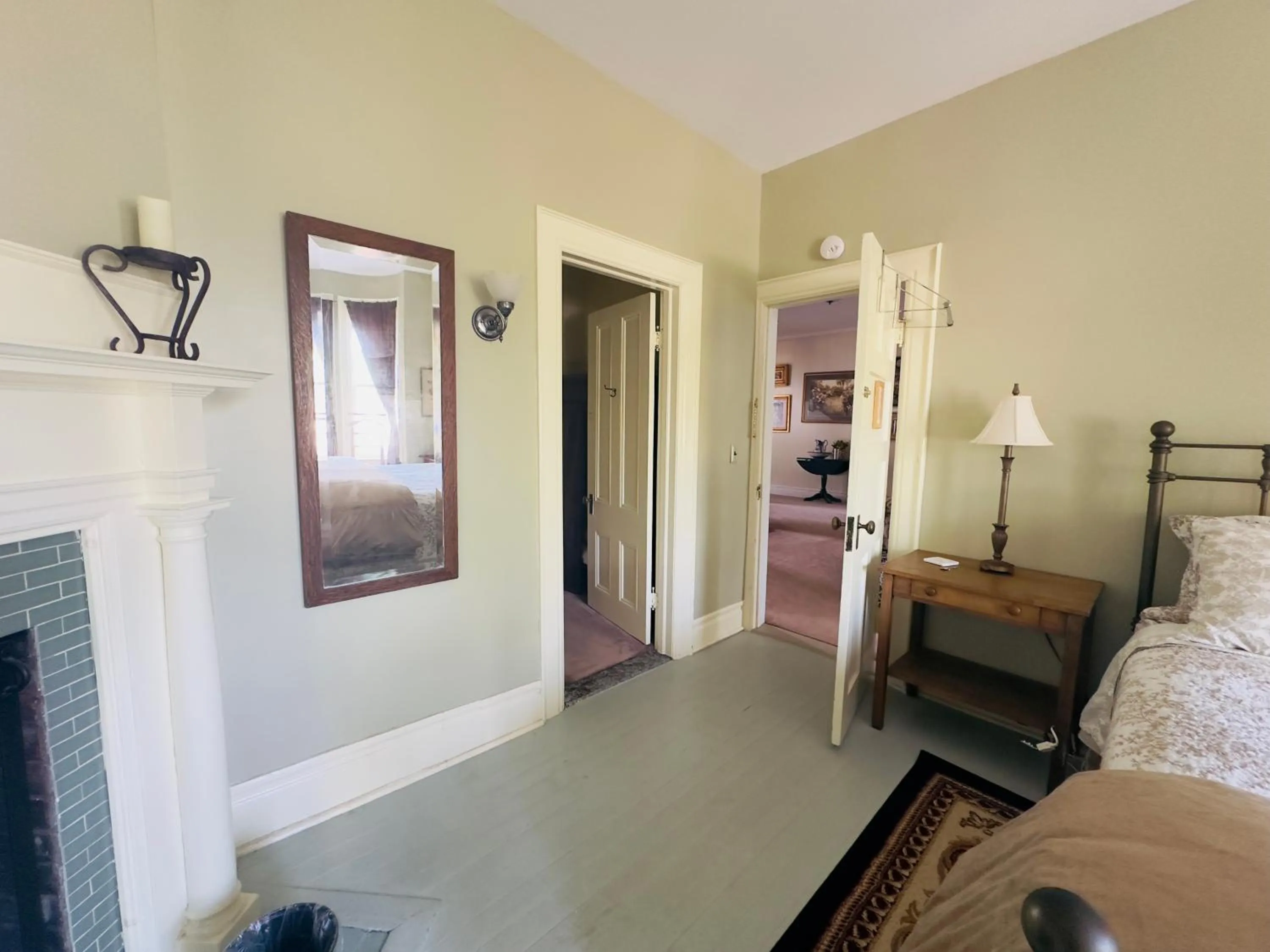 Bed in Franklin Manor Bed and Breakfast