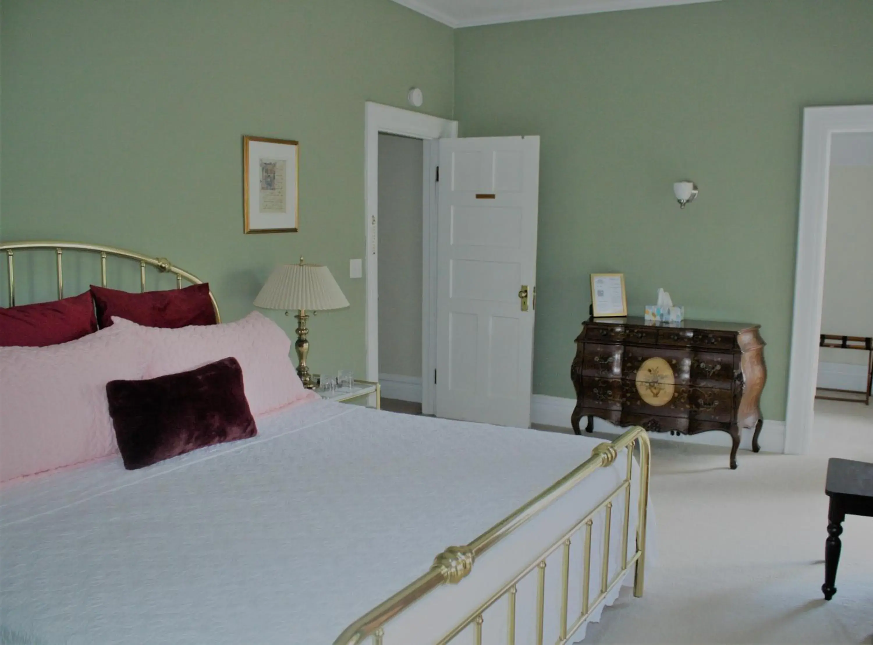 Deluxe King Suite in Franklin Manor Bed and Breakfast Deluxe King Suite in Franklin Manor Bed and Breakfast