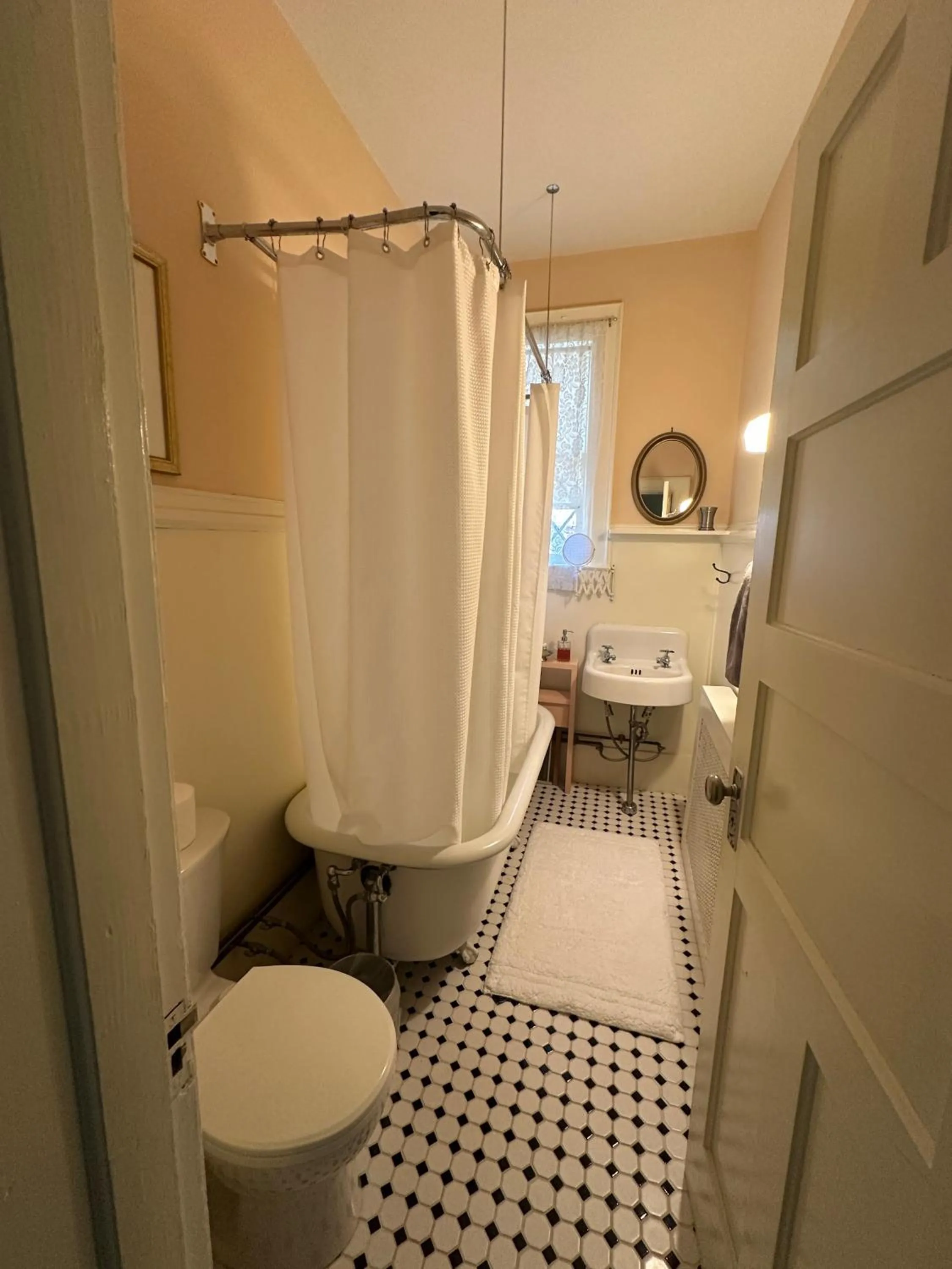 Shower in Franklin Manor Bed and Breakfast