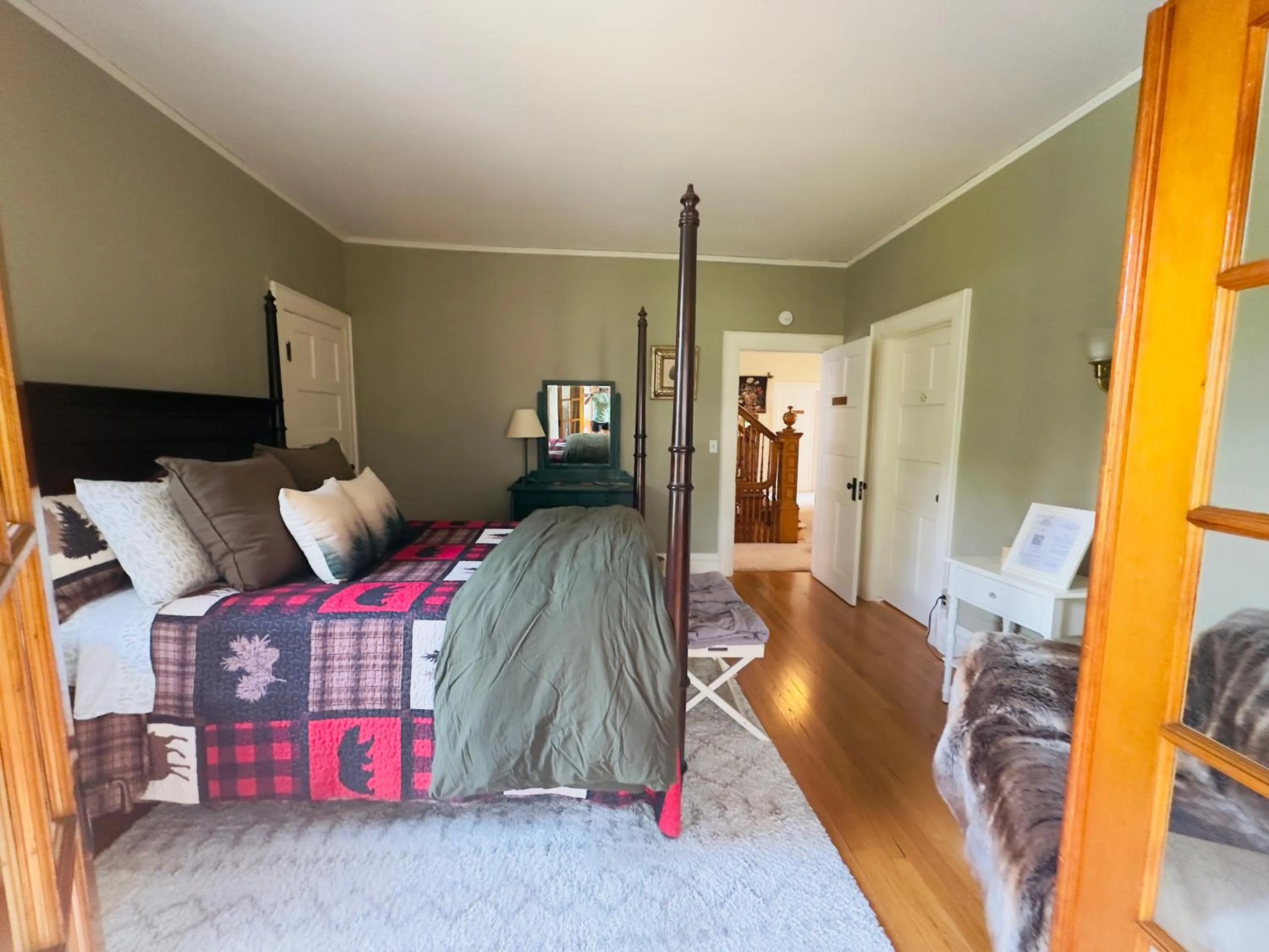 Bed in Franklin Manor Bed and Breakfast