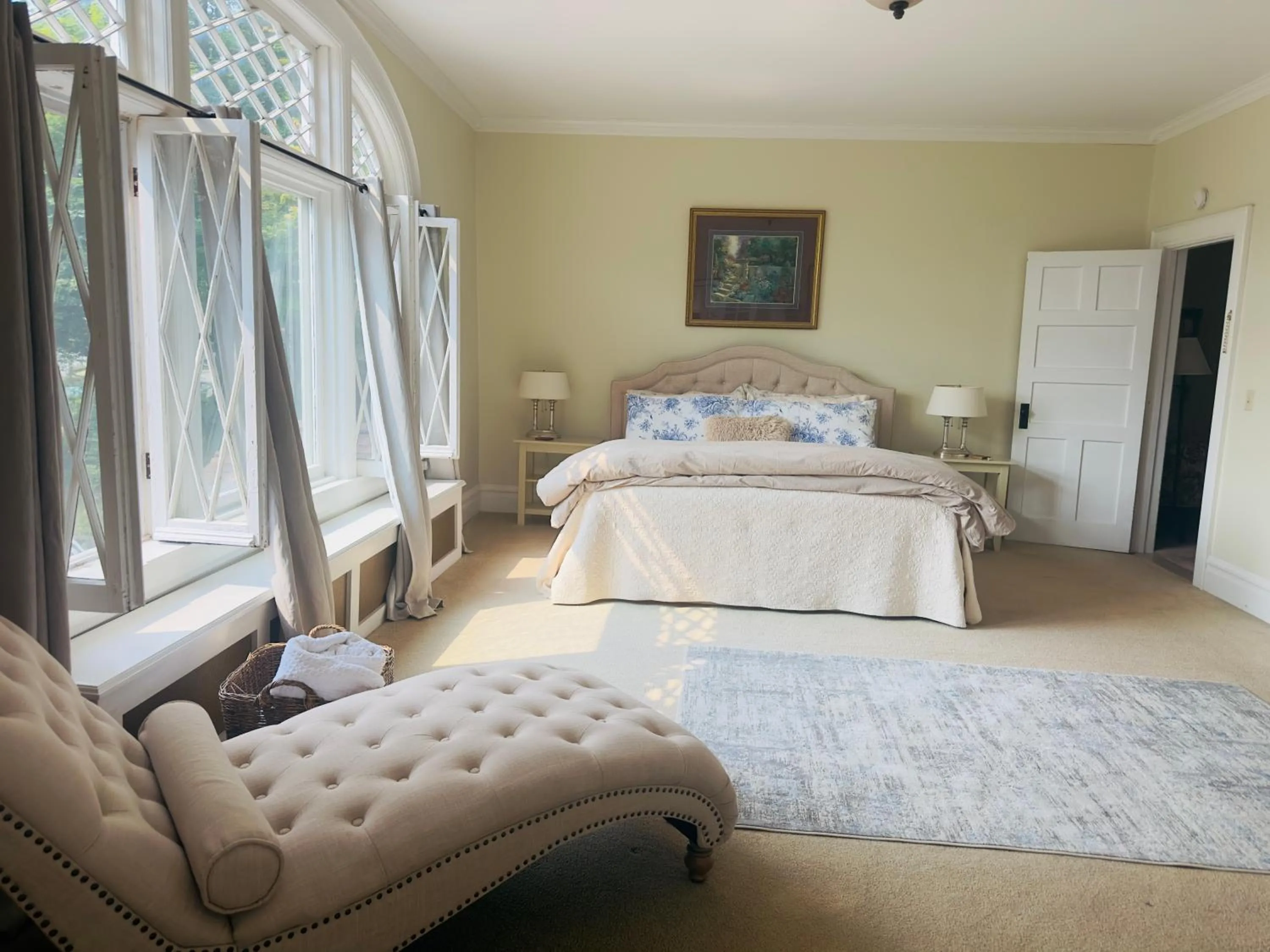 Bed in Franklin Manor Bed and Breakfast