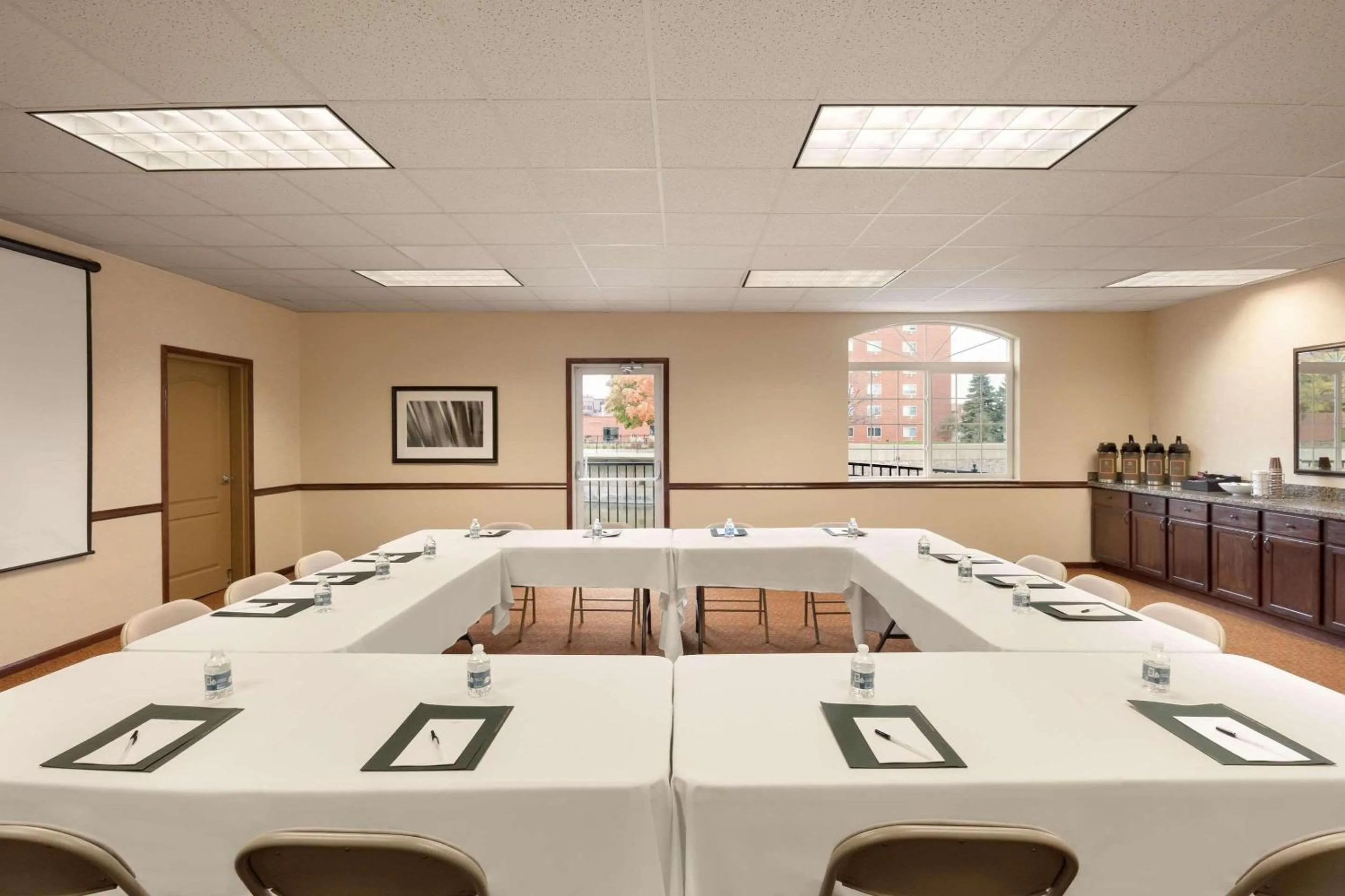 Meeting/conference room in Country Inn & Suites by Radisson, Sioux Falls