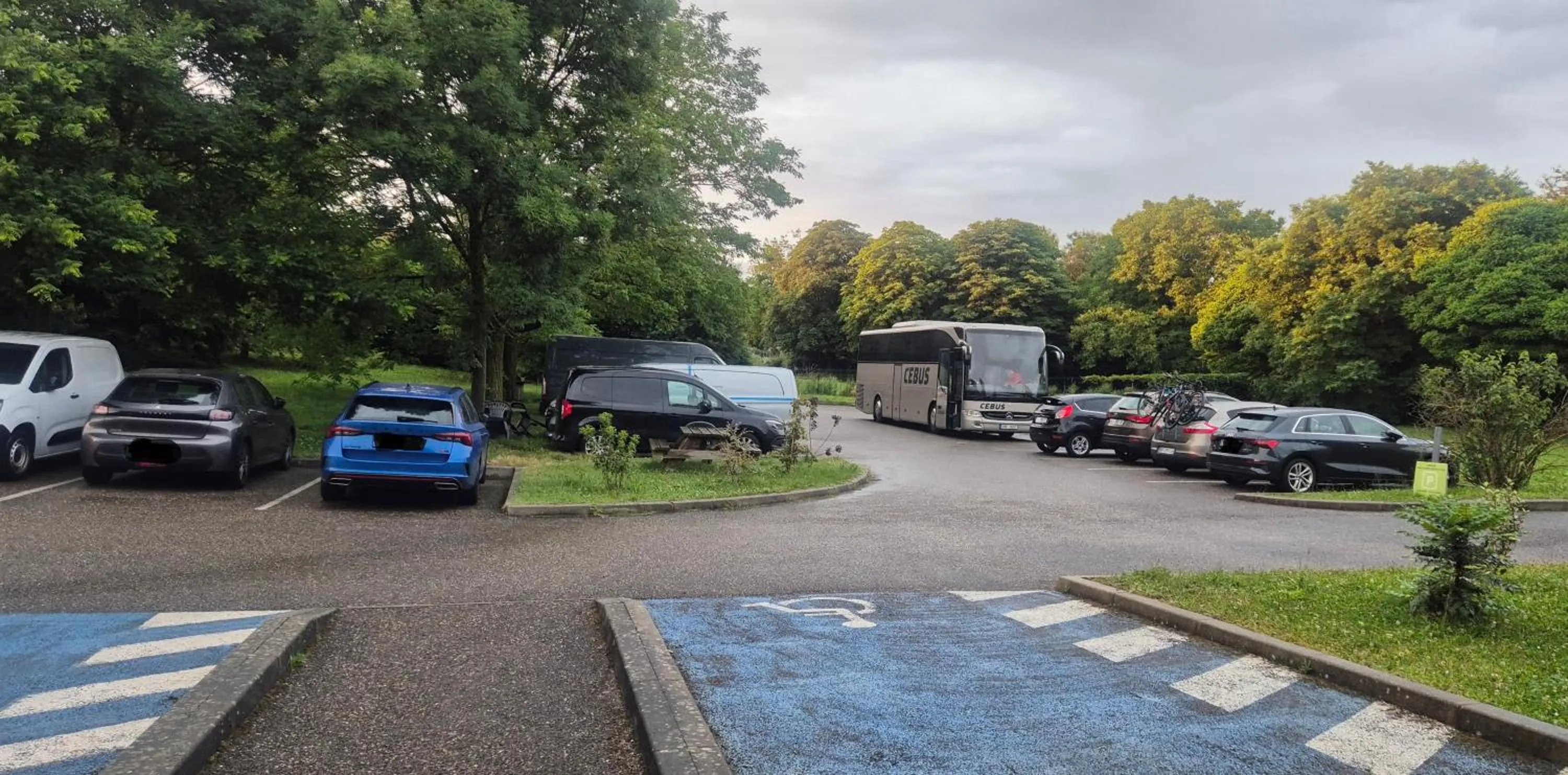 Parking in Hôtel Lémand Lyon Est - Villefontaine