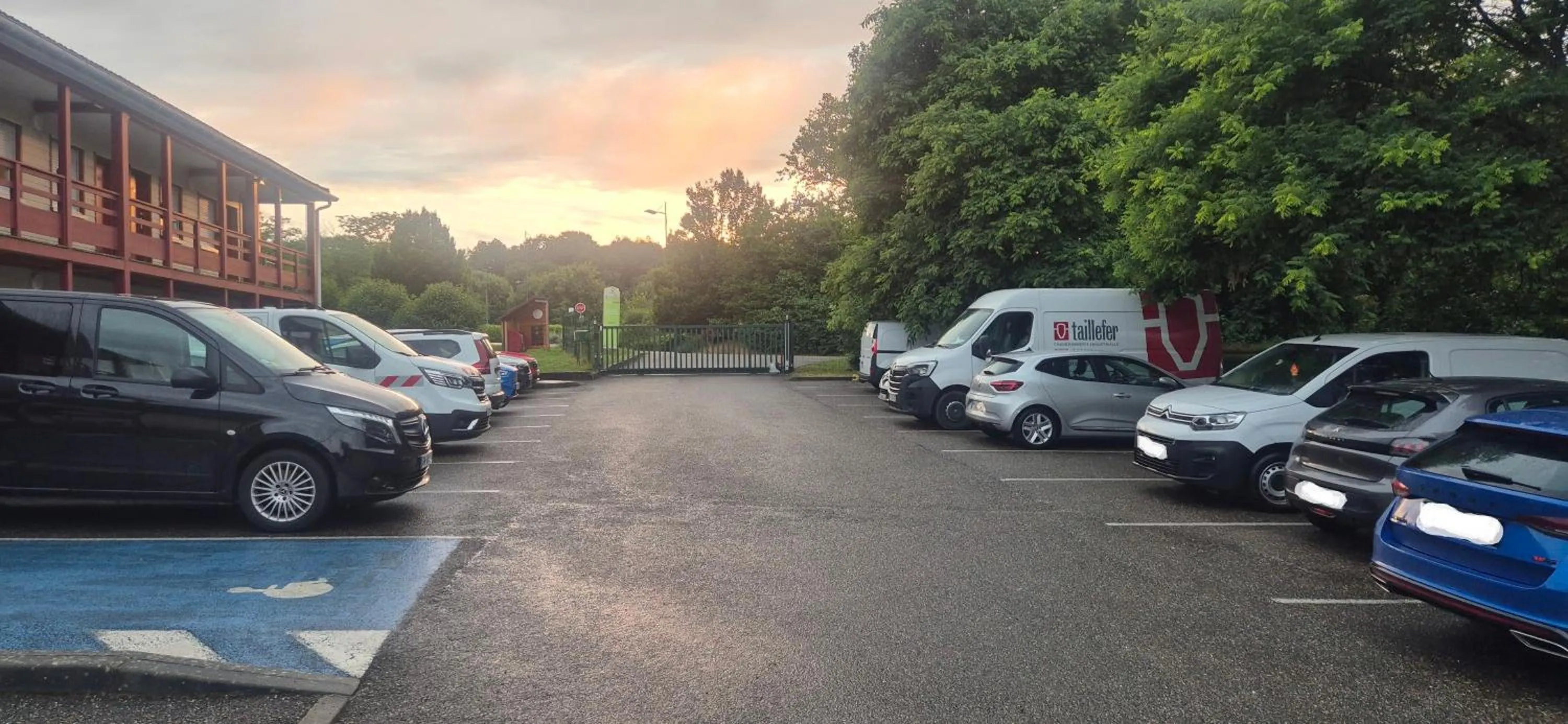 Parking in Hôtel Lémand Lyon Est - Villefontaine