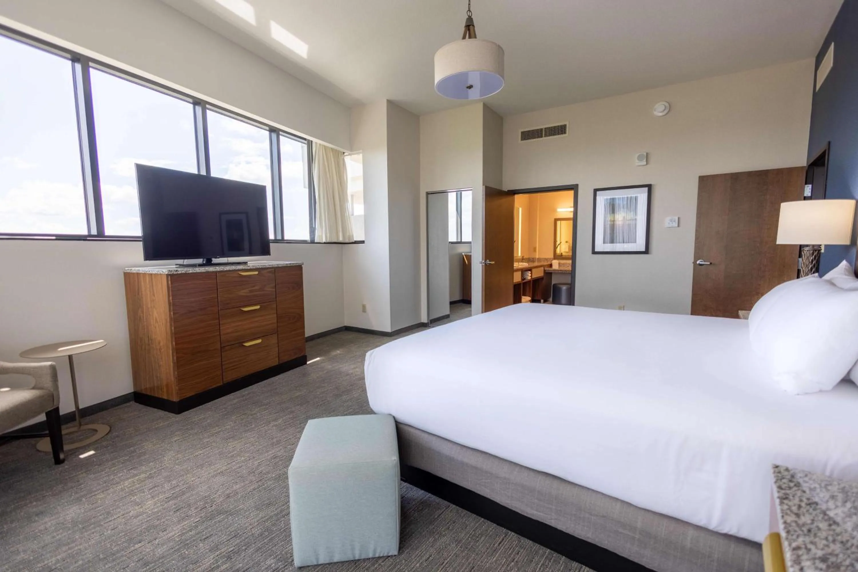 Bedroom, Bed in Drury Plaza Hotel Orlando - Disney Springs Area