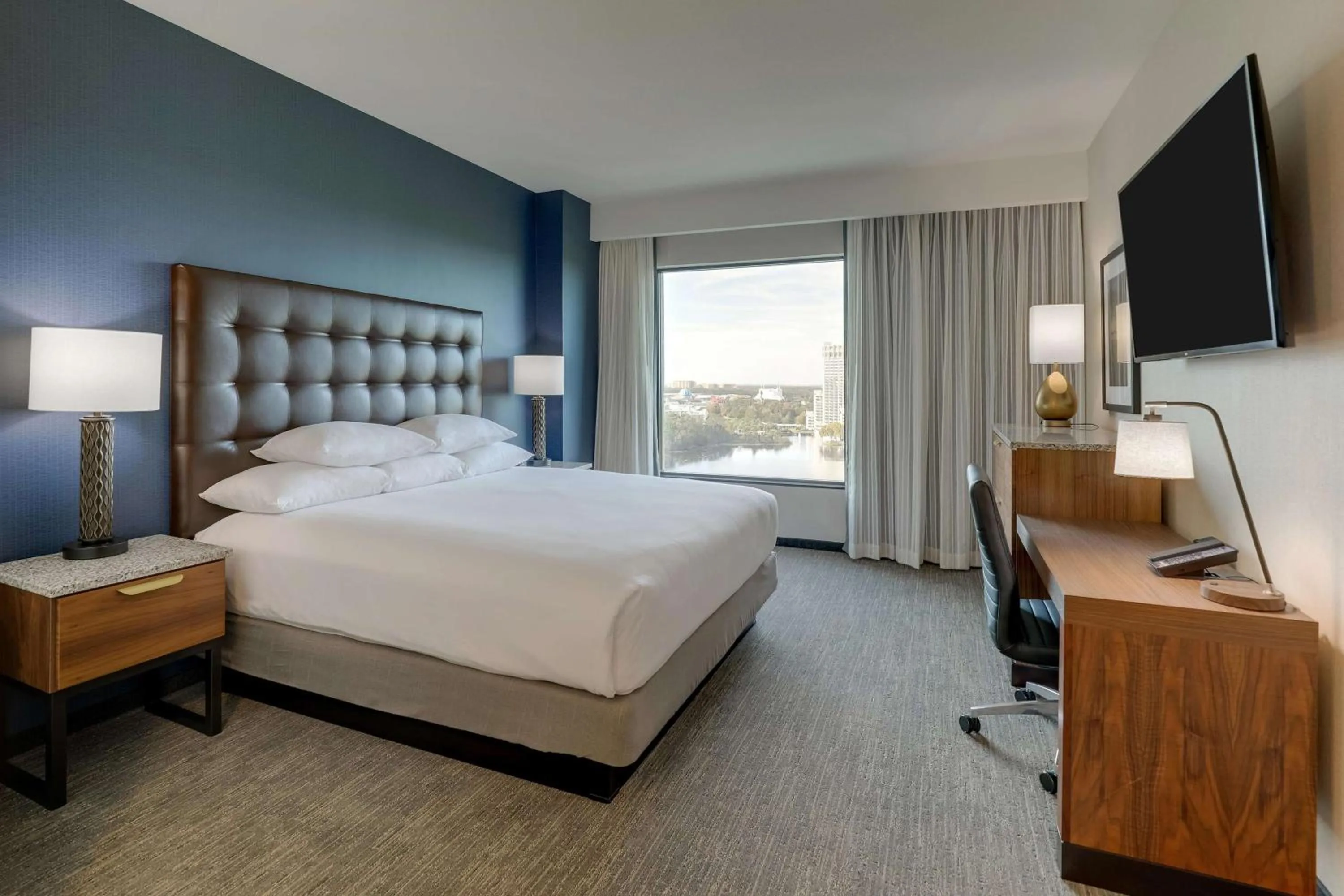 Bedroom, Bed in Drury Plaza Hotel Orlando - Disney Springs Area