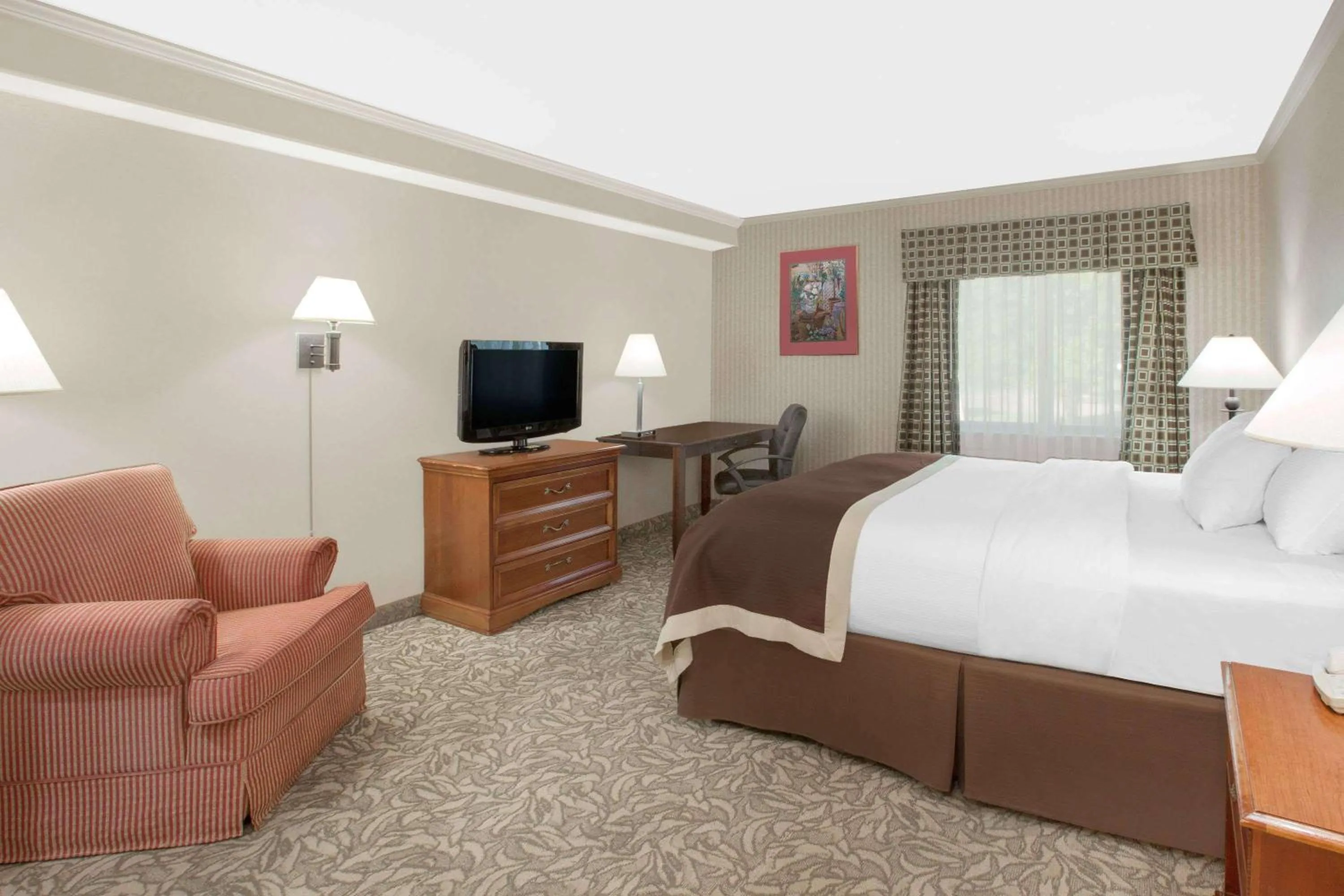 Photo of the whole room, Bed in Baymont by Wyndham Jackson